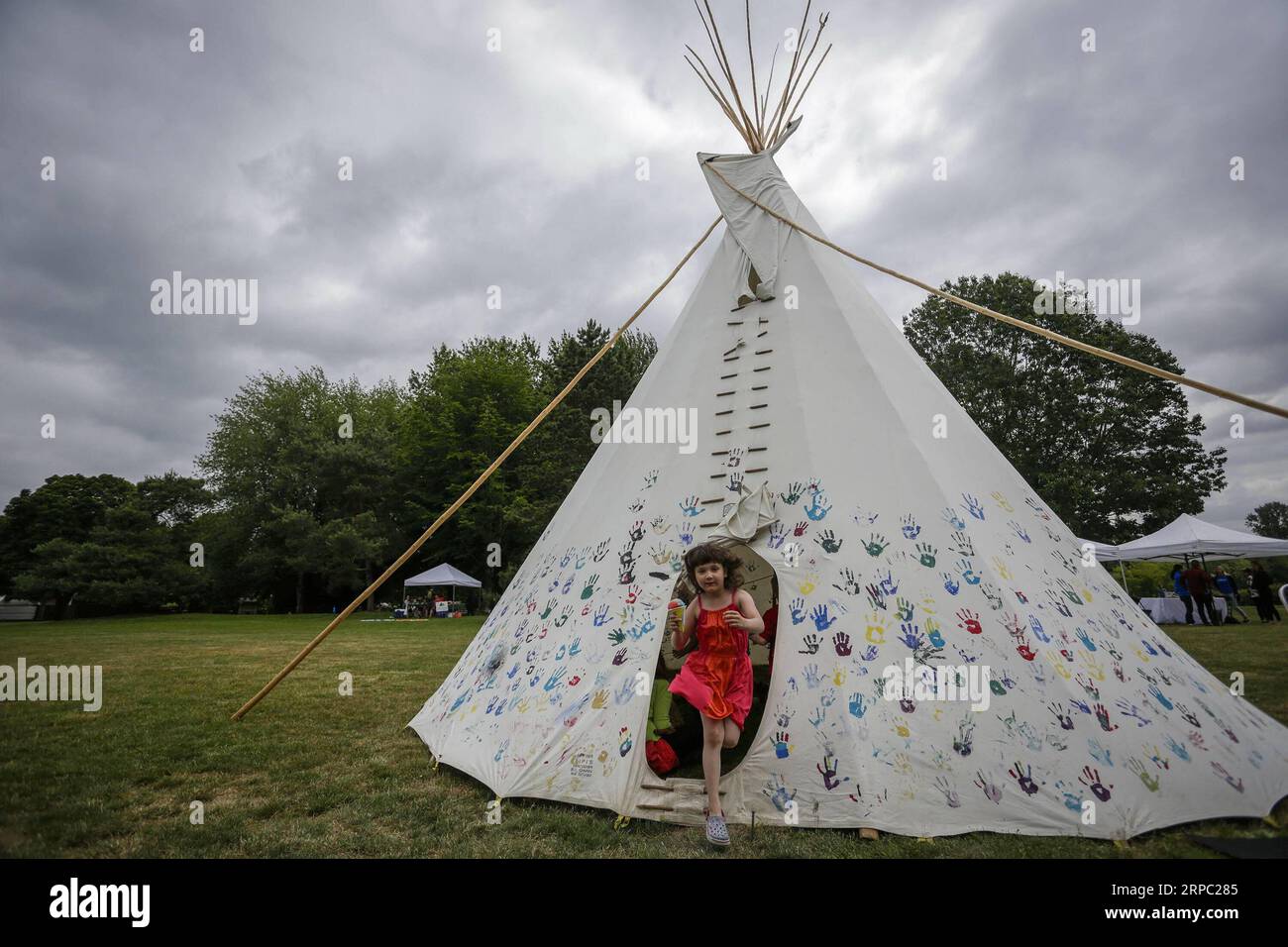 (190621) -- VANCOUVER, 21 giugno 2019 -- Una ragazza visita una tenda indigena durante la celebrazione del National Indigenous Peoples Day a Trout Lake a Vancouver, Canada, 21 giugno 2019. Oltre 200 eventi si sono svolti in tutto il Canada venerdì per celebrare la giornata nazionale dei popoli indigeni. Si tratta di una celebrazione annuale per riconoscere i contributi delle culture indigene del Canada. ) CANADA-VANCOUVER-NATIONAL INDIAN POPULATION DAY LIANGXSEN PUBLICATIONXNOTXINXCHN Foto Stock