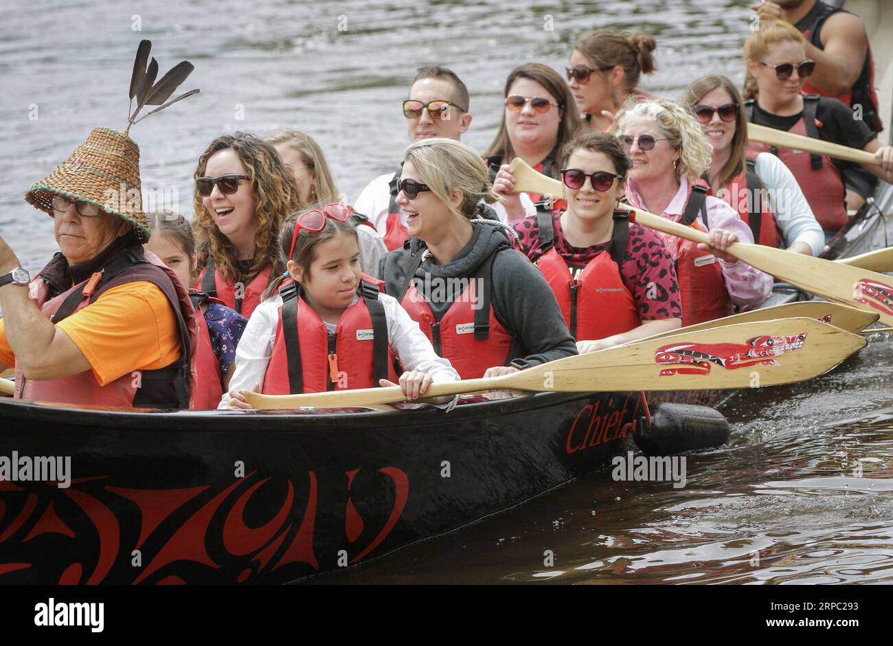 (190621) -- VANCOUVER, 21 giugno 2019 -- le persone pagaiano in canoa indigena durante la celebrazione del National Indigenous Peoples Day a Trout Lake a Vancouver, Canada, 21 giugno 2019. Oltre 200 eventi si sono svolti in tutto il Canada venerdì per celebrare la giornata nazionale dei popoli indigeni. Si tratta di una celebrazione annuale per riconoscere i contributi delle culture indigene del Canada. ) CANADA-VANCOUVER-NATIONAL INDIAN POPULATION DAY LIANGXSEN PUBLICATIONXNOTXINXCHN Foto Stock