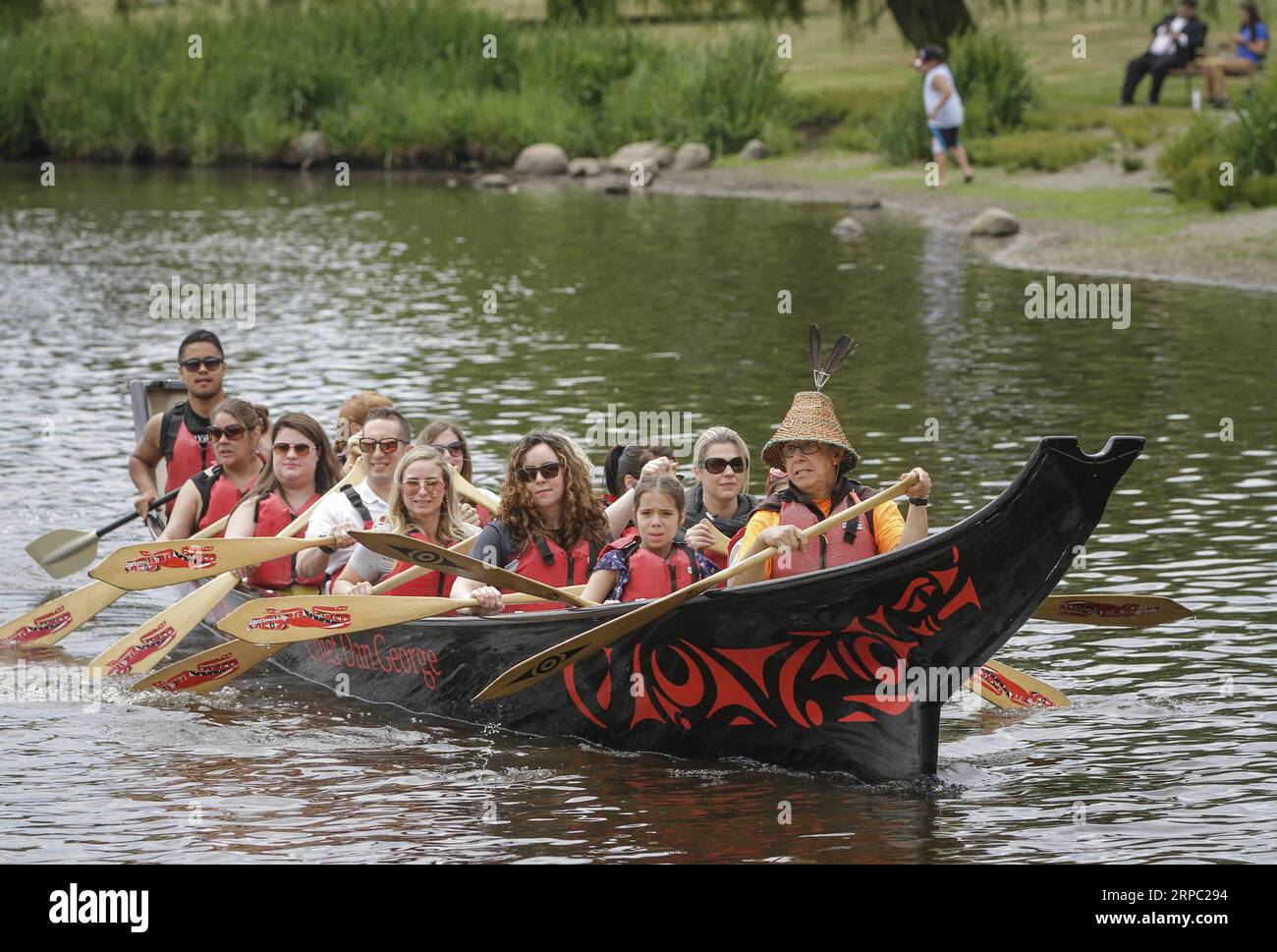 (190621) -- VANCOUVER, 21 giugno 2019 -- le persone pagaiano in canoa indigena durante la celebrazione del National Indigenous Peoples Day a Trout Lake a Vancouver, Canada, 21 giugno 2019. Oltre 200 eventi si sono svolti in tutto il Canada venerdì per celebrare la giornata nazionale dei popoli indigeni. Si tratta di una celebrazione annuale per riconoscere i contributi delle culture indigene del Canada. ) CANADA-VANCOUVER-NATIONAL INDIAN POPULATION DAY LIANGXSEN PUBLICATIONXNOTXINXCHN Foto Stock