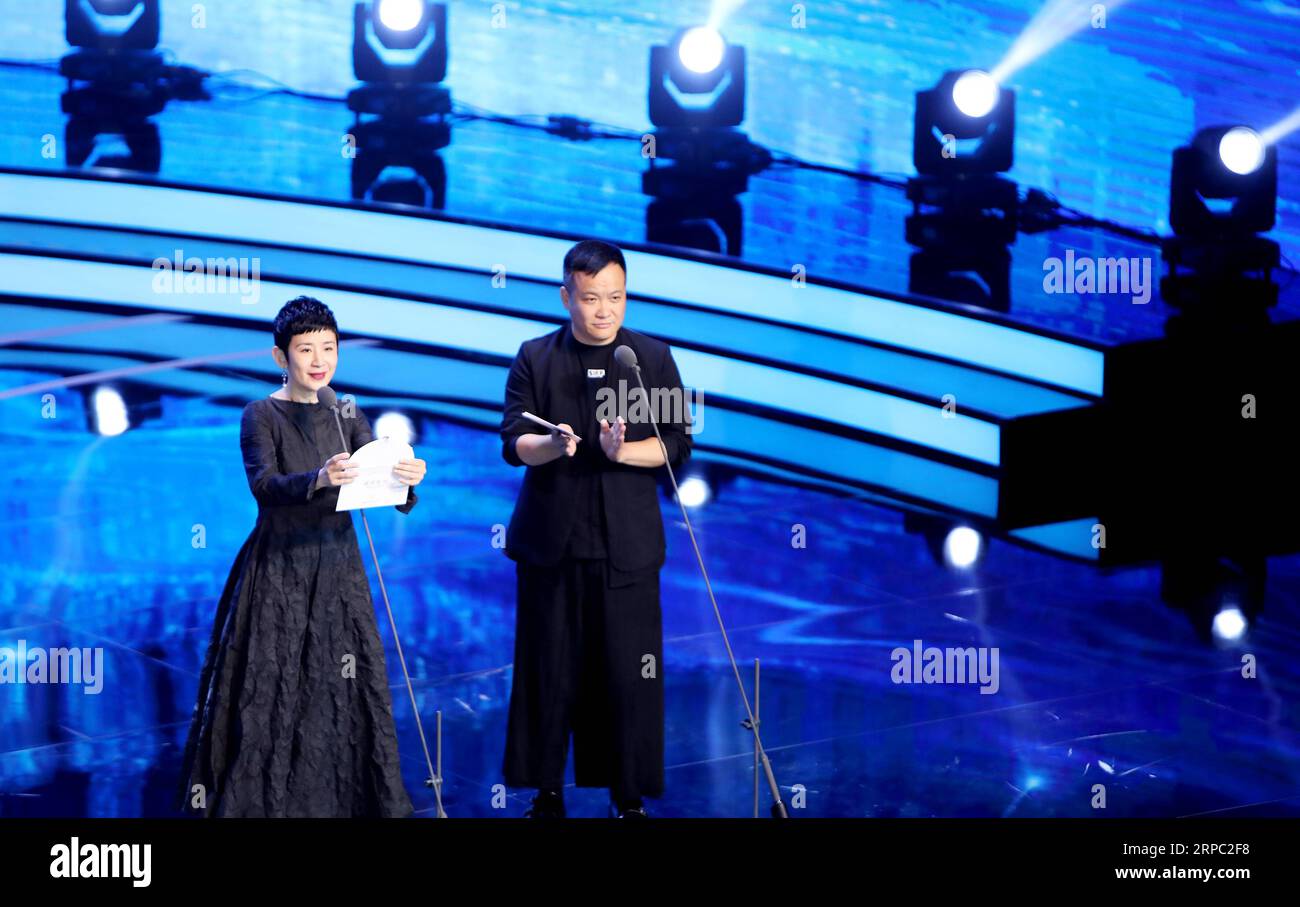 (190622) -- SHANGHAI, 22 giugno 2019 (Xinhua) -- l'attrice Sandra ng e Ning Hao, regista cinese e presidente della giuria del 22° Shanghai International Film Festival Asian New Talent Award, dichiarano il miglior premio cinematografico alla sezione Asian New Talent Award del 22° Shanghai International Film Festival a Shanghai, nella Cina orientale, il 21 giugno 2019. To Live to Sing, un film cinese sull'opera tradizionale del Sichuan, ha vinto il miglior premio cinematografico nella sezione Asian New Talent Award del 22° Shanghai International Film Festival Friday. Il premio per il miglior regista è stato assegnato al regista giapponese Yuko Foto Stock