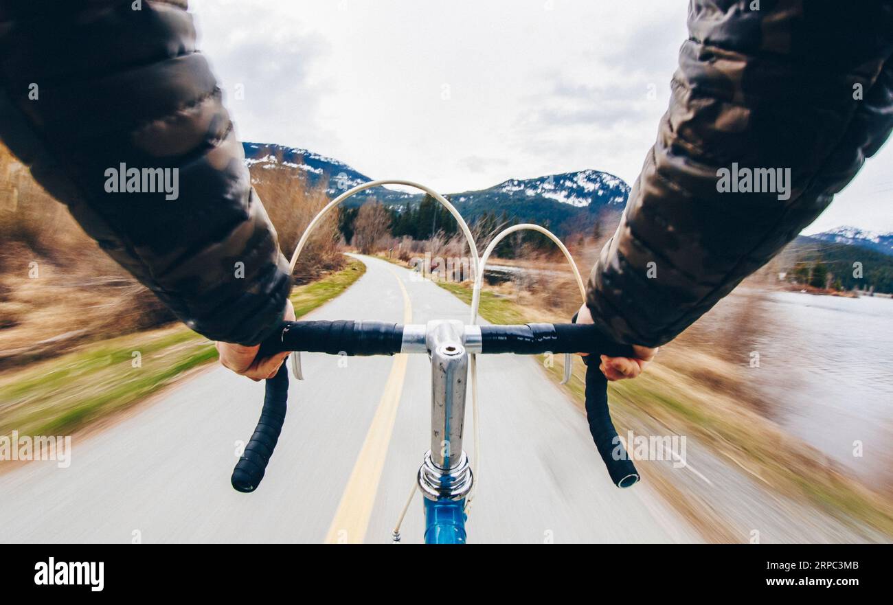 Punto di partenza di un ciclista su strada lungo Valley Trail, Whistler, British Columbia, Canada Foto Stock