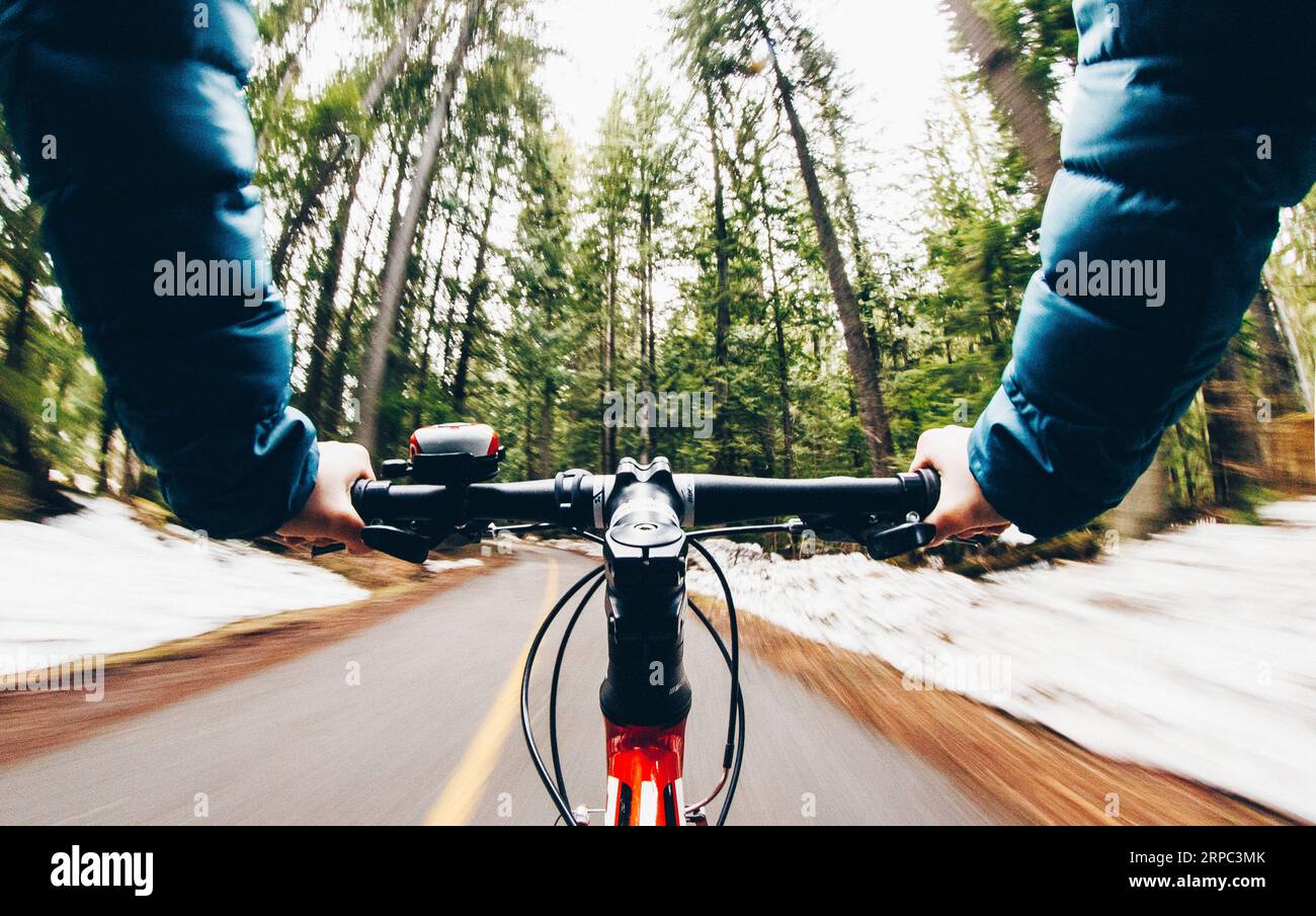 Punto di partenza di un ciclista su strada nella foresta lungo Valley Trail, Whistler, British Columbia, Canada Foto Stock
