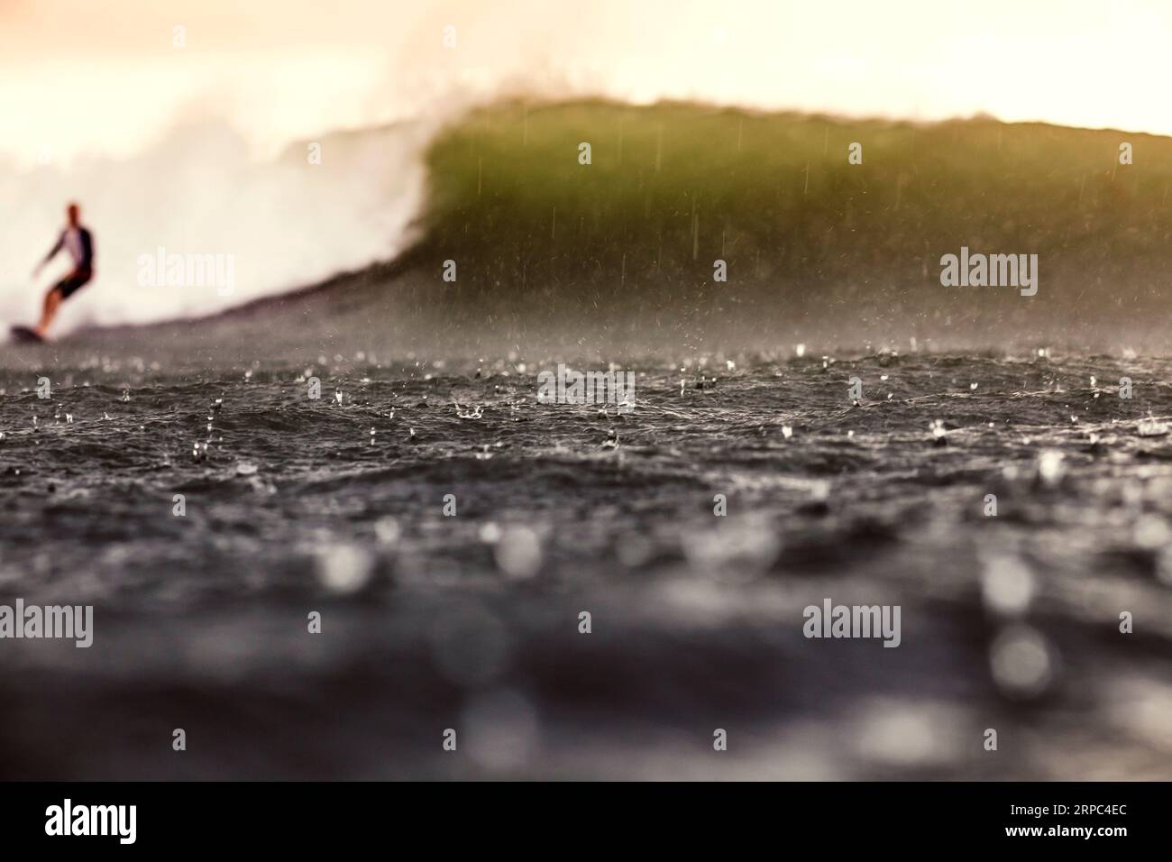 Piove in un oceano. Foto Stock