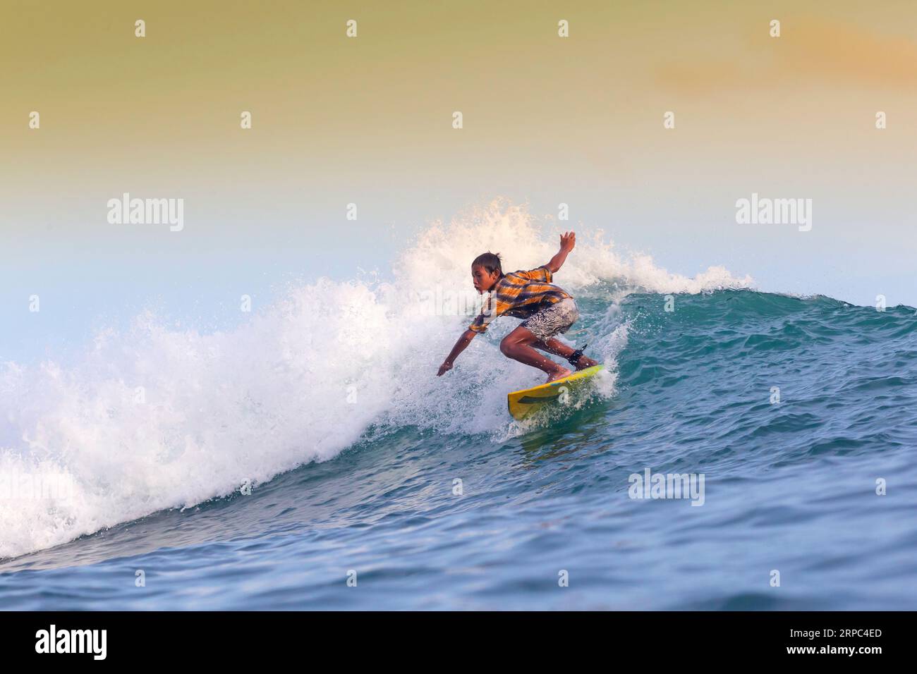 Un ragazzo asiatico fa surf. Foto Stock