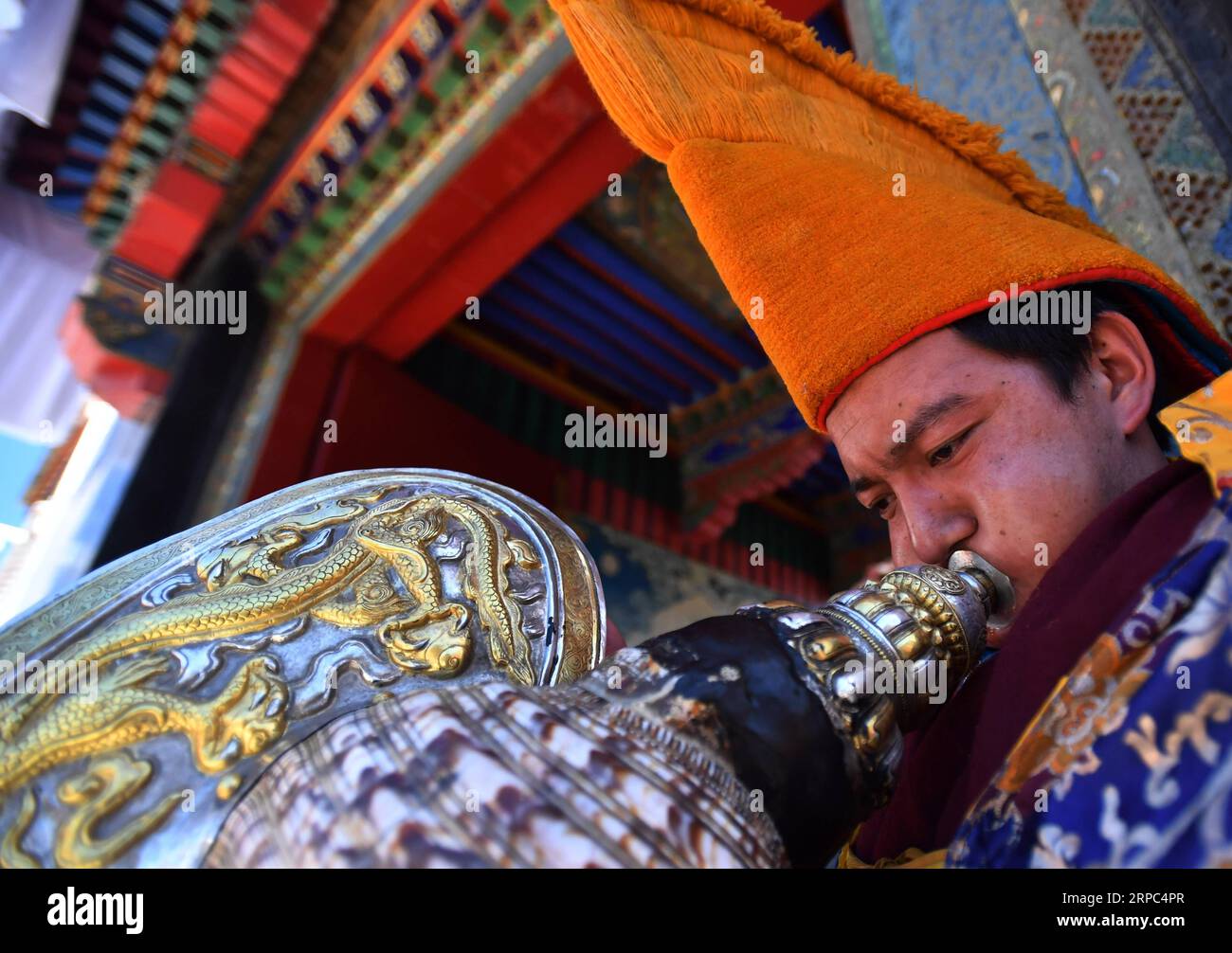 (190623) -- XIGAZE, 23 giugno 2019 (Xinhua) -- Un monaco buddista attende il ritorno del Panchen Lama al monastero di Tashilumpo a Xigaze, regione autonoma del Tibet nel sud-ovest della Cina, 23 giugno 2019. L'undicesimo Panchen Lama Bainqen Erdini Qoigyijabu, vicepresidente dell'Associazione buddista cinese, è tornato da Lhasa al monastero di Xigaze S Tashilumpo domenica. Si impegna in una serie di rituali buddisti e attività sociali a Xigaze. (Xinhua/Chogo) CHINA-TIBET-XIGAZE-PANCHEN LAMA (CN) PUBLICATIONxNOTxINxCHN Foto Stock