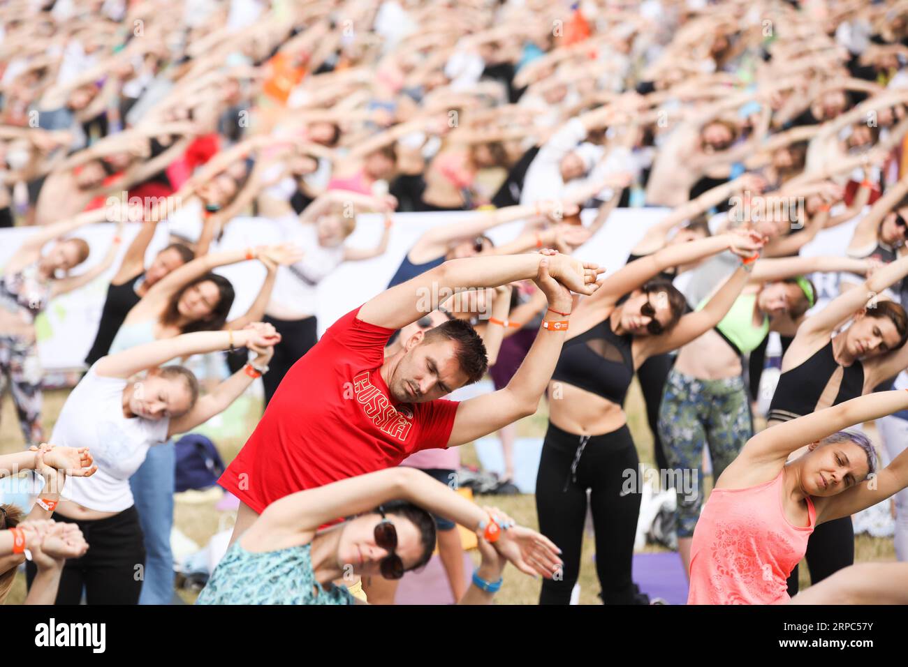 (190624) -- PECHINO, 24 giugno 2019 -- i partecipanti prendono parte a un flashmob di pratica yoga alla periferia di Mosca, in Russia, il 23 giugno 2019. ) XINHUA FOTO DEL GIORNO MaximxChernavsky PUBLICATIONxNOTxINxCHN Foto Stock