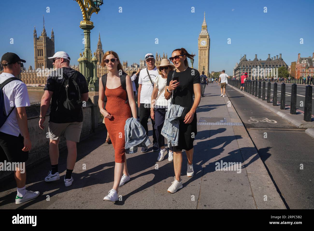 Westminster Londra Regno Unito. 4 settembre 2023 i pedoni sul ponte di Wesminster camminano al sole di questa mattina. Il Met Office ha previsto un'ondata di caldo che colpirà il Regno Unito questa settimana, con temperature elevate che superano i 30celsius. Credit amer ghazzal/Alamy Live News Foto Stock