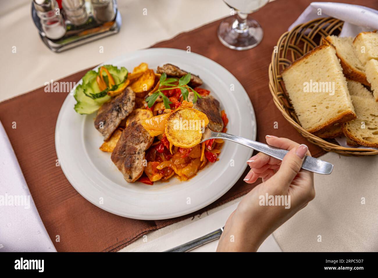 Carne e verdure arrostite sul tavolo del ristorante Foto Stock