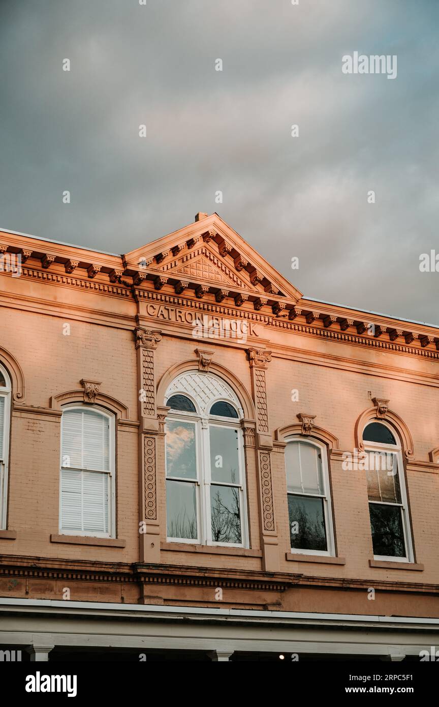 Vista al tramonto dell'edificio Catron Block nel centro storico di Santa Fe Foto Stock