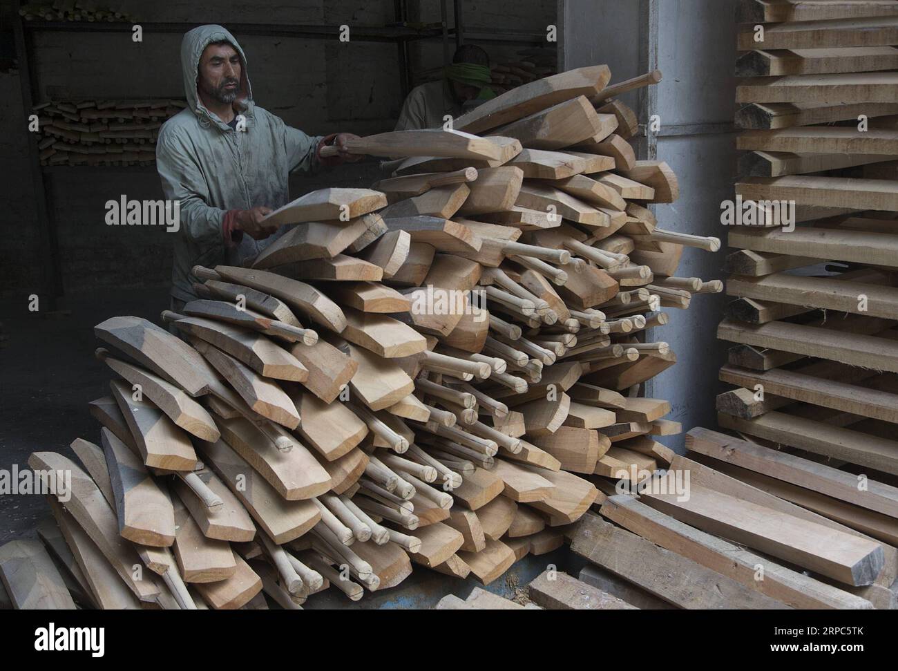 (190624) -- SRINAGAR, 24 giugno 2019 -- un dipendente accumula pipipistrelli da cricket salici in una fabbrica nel villaggio di Halmullah, a circa 40 km a sud della città di Srinagar, la capitale estiva del Kashmir controllato dagli indiani, il 24 giugno 2019. Javed Dar) KASHMIR-SRINAGAR-CRICKET BAT INDUSTRY ZhangxNaijie PUBLICATIONxNOTxINxCHN Foto Stock