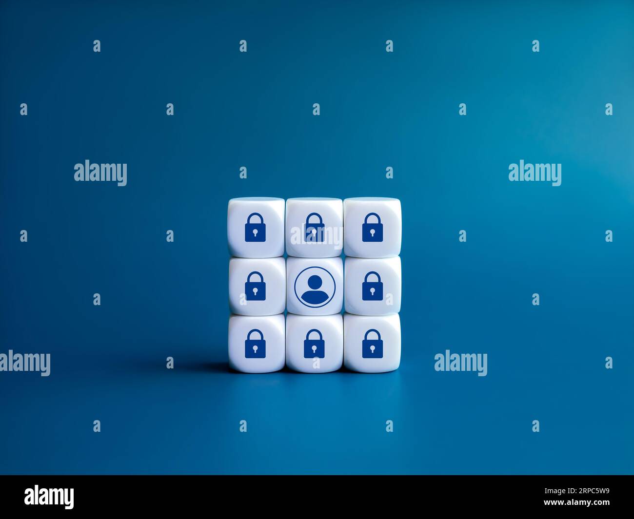 Sicurezza informatica, sicurezza personale e privacy concetti di protezione dei dati digitali. Icona della persona circondata e protetta dal simbolo di un lucchetto su un blocco cubico bianco, Foto Stock