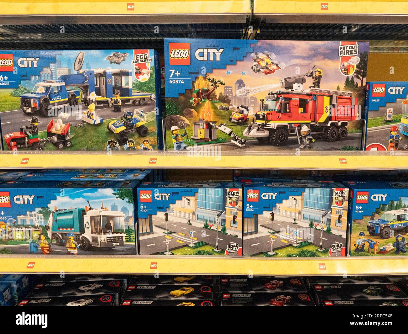 Kit LEGO City in vendita sugli scaffali di un negozio. Copenaghen, Danimarca - 2 settembre 2023. Foto Stock