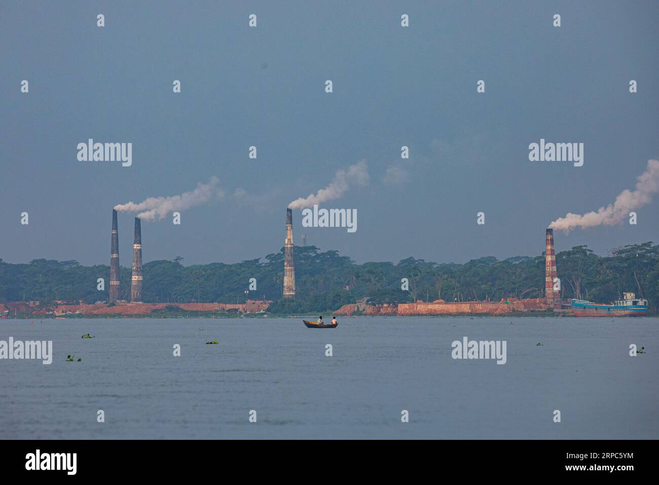 Emissione di enormi quantità di elementi tossici dai forni di mattoni sulla riva del fiume Sondha a Banaripara a Barisal, Bangladesh. Foto Stock