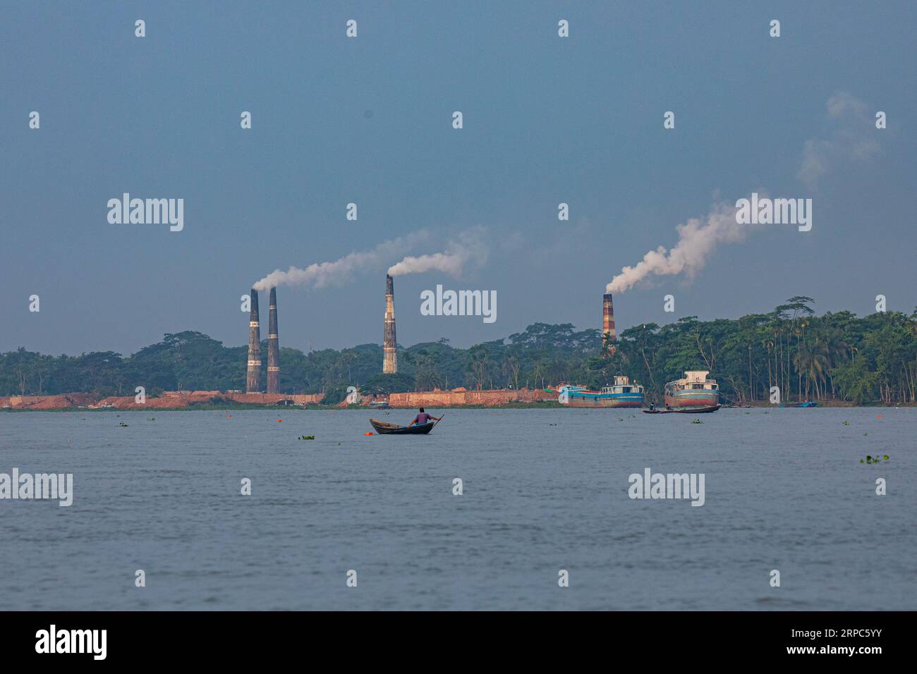 Emissione di enormi quantità di elementi tossici dai forni di mattoni sulla riva del fiume Sondha a Banaripara a Barisal, Bangladesh. Foto Stock