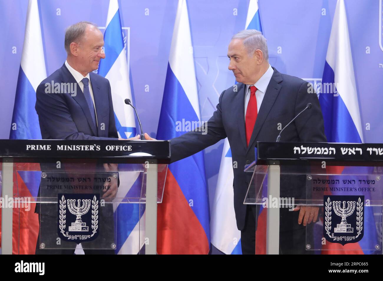 (190624) -- GERUSALEMME, 24 giugno 2019 (Xinhua) -- il primo ministro israeliano Benjamin Netanyahu (R) e il segretario del Consiglio di sicurezza nazionale russo Nikolai Patrushev partecipano a una conferenza stampa presso l'ufficio del primo ministro a Gerusalemme, il 24 giugno 2019. Benjamin Netanyahu lunedì ha detto che si aspetta che il presidente russo Vladimir Putin arrivi in Israele più tardi nel 2019, un segno per rafforzare i legami tra i due paesi. (Xinhua/JINI/Marc Israel Sellem) MIDEAST-GERUSALEMME-ISRAELE-PM-RUSSIA-NIKOLAI PATRUSHEV-MEETING PUBLICATIONxNOTxINxCHN Foto Stock