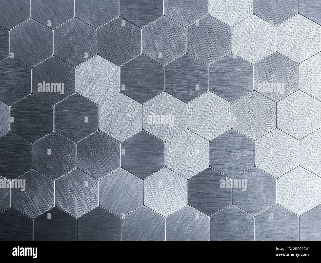 Futuristico sfondo a mosaico esagonale a nido d'ape metallizzato. Celle in rete in acciaio geometrico lucido, carta da parati con tecnologia digitale. Vista dall'alto dell'abstract Foto Stock
