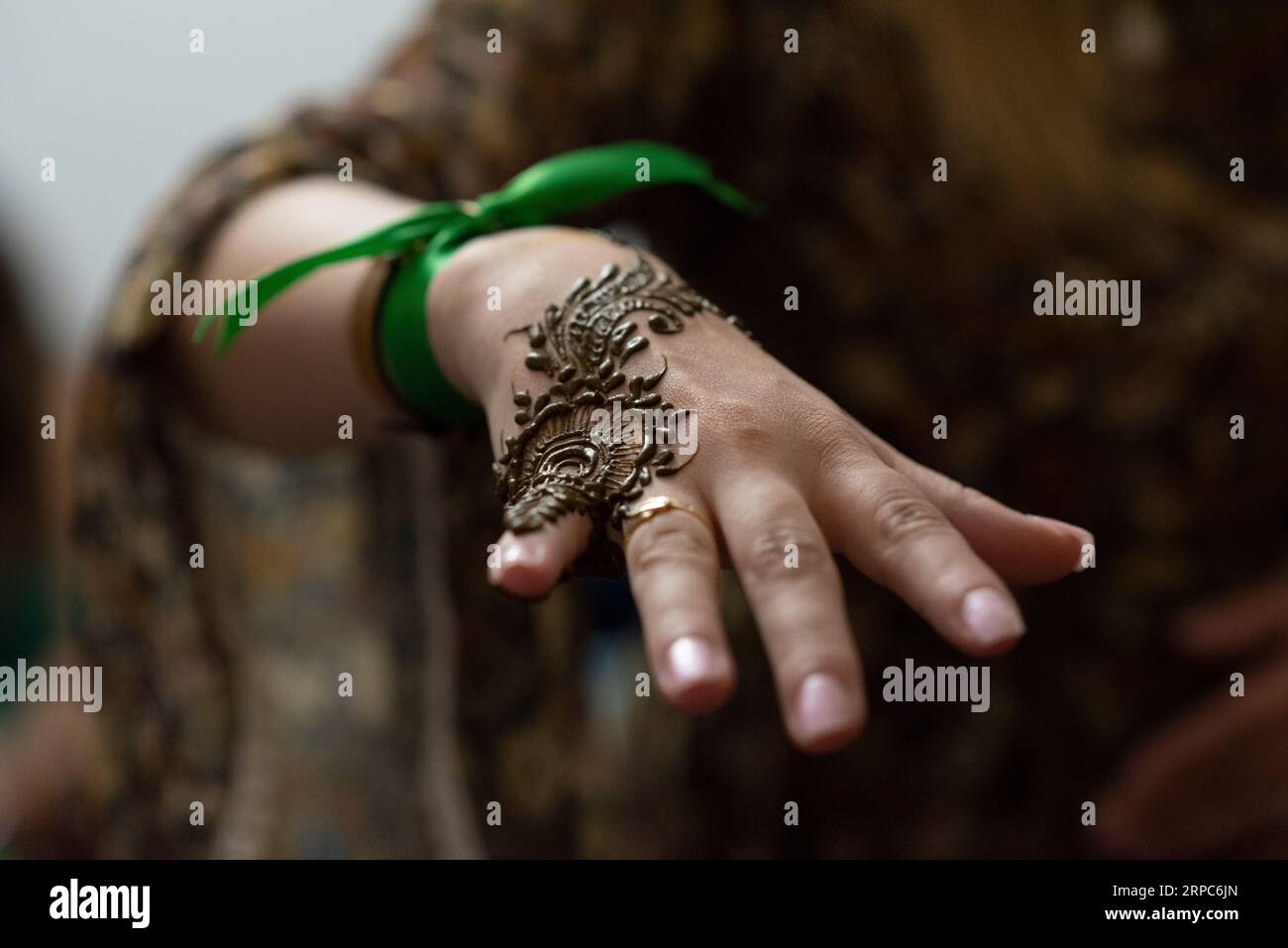 Primo piano di una donna dipinta con l'henné in una festa in Marocco. Foto Stock