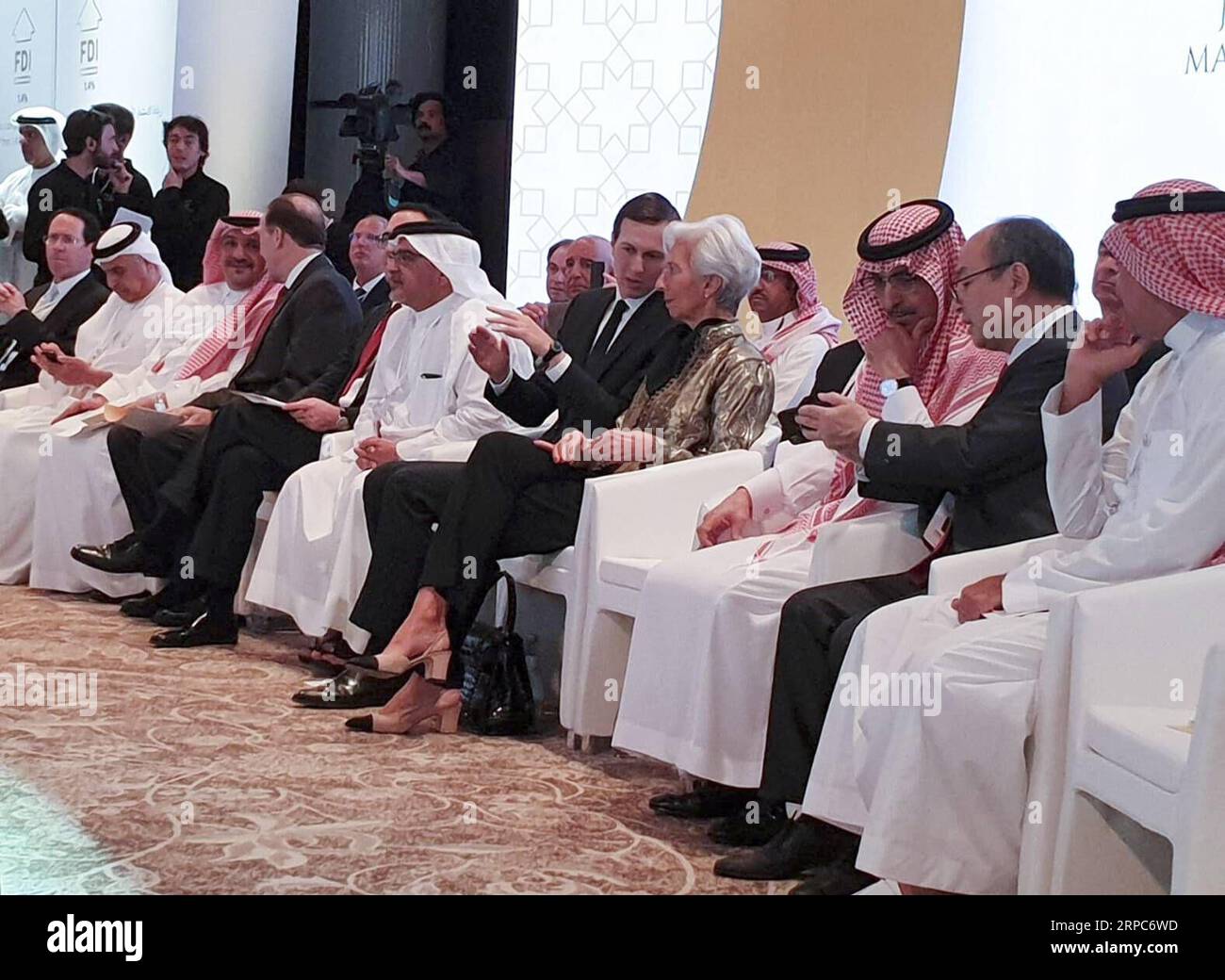(190625) -- MANAMA, 25 giugno 2019 (Xinhua) -- Jared Kushner (5° R, fronte), consigliere senior del presidente degli Stati Uniti Donald Trump, colloqui con Christine Lagarde (4° R, fronte), amministratore delegato del Fondo monetario Internazionale (FMI) in un seminario economico a Manama, Bahrein, 25 giugno 2019. Jared Kushner ha evidenziato martedì un percorso economico concordato come condizione preliminare necessaria per risolvere il conflitto israelo-palestinese durante un workshop condotto dagli Stati Uniti a Manama. (XINHUA) BAHREIN-MANAMA-WORKSHOP-U.S.-ECONOMIC PATHWAY PUBLICATIONXNOTXINXCHN Foto Stock