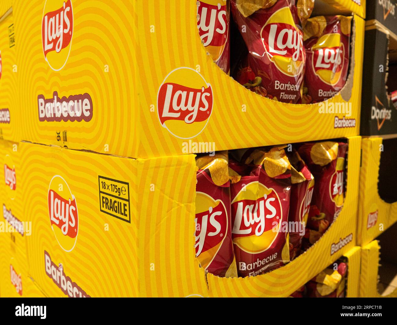 Patatine Lay's in vendita nel negozio di alimentari. I sacchetti per trucioli sono in una grande scatola di cartone. Copenhagen, Danimarca - 3 settembre 2023. Foto Stock