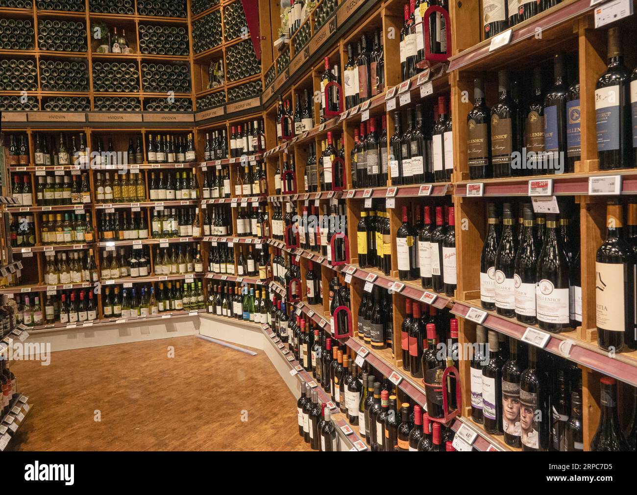Scaffale con varie bottiglie di vino sugli scaffali di un'enoteca. Copenaghen, Danimarca - 2 settembre 2023. Foto Stock
