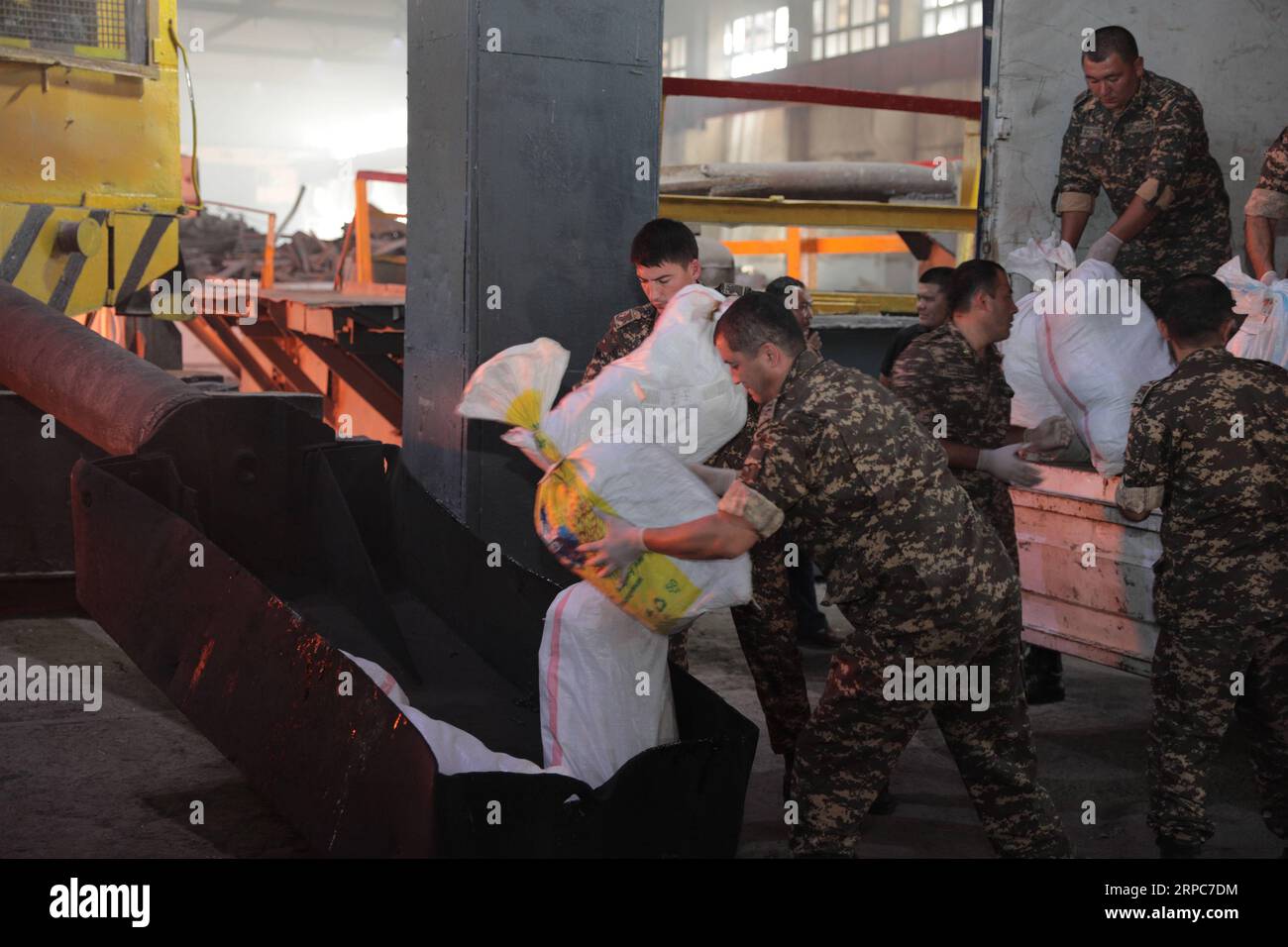 (190626) -- TASHKENT, 26 giugno 2019 -- gli agenti uzbechi per l'applicazione della droga incenerono la droga in una fabbrica fuori Tashkent, Uzbekistan, 26 giugno 2019. Le forze dell'ordine in Uzbekistan hanno bruciato oltre una tonnellata di droghe, tra cui 7,7 kg di eroina, mercoledì mentre il paese sta combattendo contro l'afflusso di stupefacenti dal vicino Afghanistan. ) UZBEKISTAN-TASHKENT-DRUG DESTRUCTION CaixGuodong PUBLICATIONxNOTxINxCHN Foto Stock