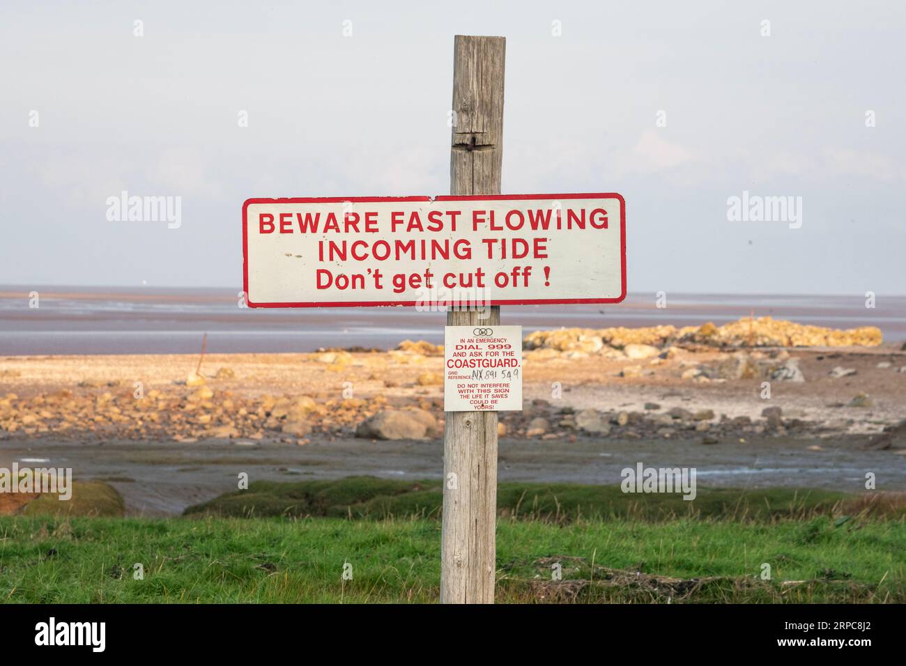 Cartello segnaletico sulla spiaggia della marea in arrivo Foto Stock