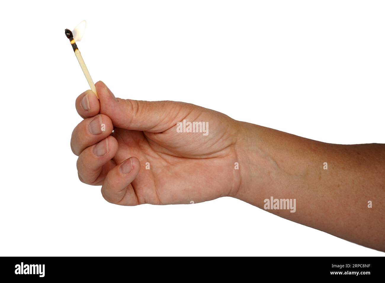 La mano che regge il bruciatore corrisponde. Masterizzazione corrispondenza. Foto Stock