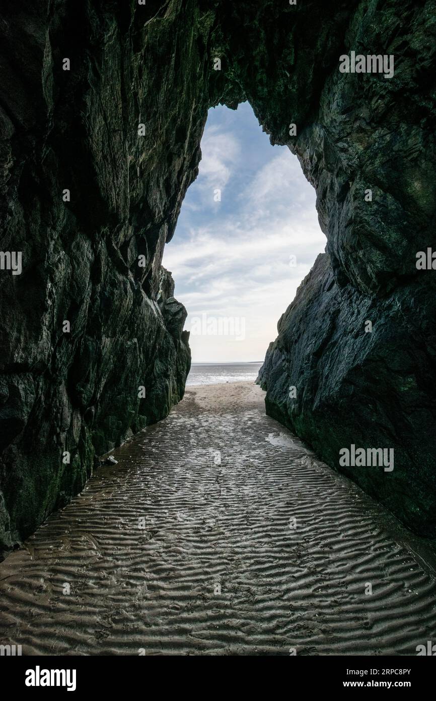 Arco di roccia naturale Needles Eye vicino a Sandyhills, Dumfries & Galloway, Scozia Foto Stock