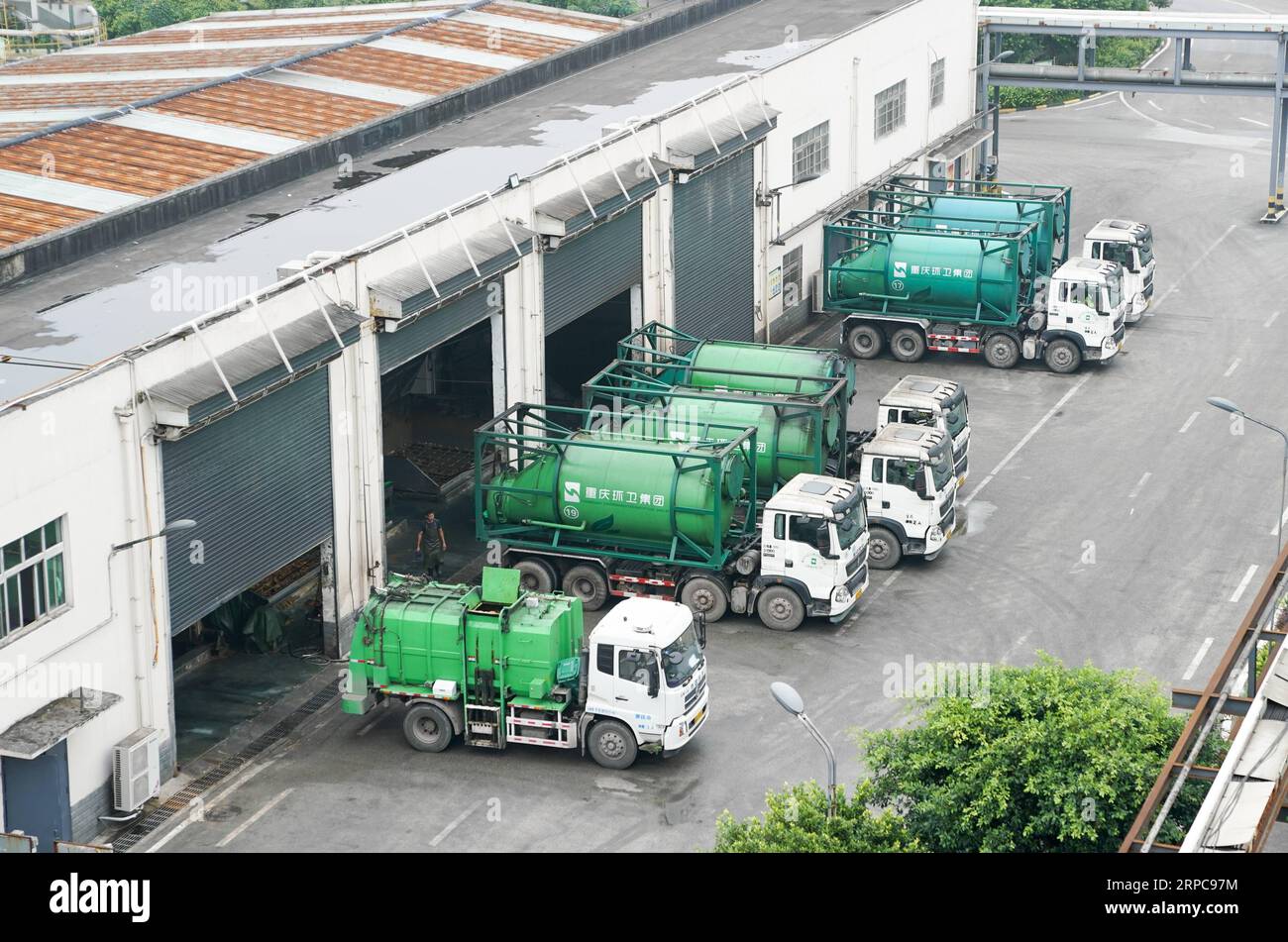 (190628) -- CHONGQING, 28 giugno 2019 -- veicoli di trasporto speciali pieni di rifiuti sono visti in un impianto di smaltimento dei rifiuti di Chongqing Environment & Sanitation Group a Chongqing, nel sud-ovest della Cina, 27 giugno 2019. Negli ultimi anni Chongqing ha cercato di promuovere la smistamento dei rifiuti. Un sistema di classificazione della spazzatura ha coperto 680.000 famiglie provenienti da 1.796 comunità di 39 strade e città nel centro di Chongqing. CHINA-CHONGQING-GARBAGE SORTING (CN) LiuxChan PUBLICATIONxNOTxINxCHN Foto Stock