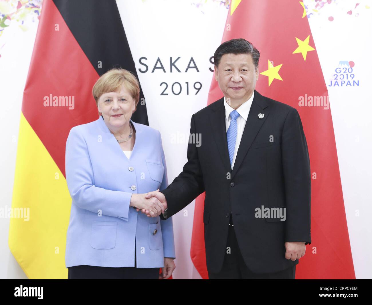 (190628) -- OSAKA, 28 giugno 2019 -- il presidente cinese Xi Jinping (R) incontra il cancelliere tedesco Angela Merkel a Osaka, Giappone, 28 giugno 2019. ) JAPAN-OSAKA-XI JINPING-ANGELA MERKEL-MEETING PANGXXINGLEI PUBLICATIONXNOTXINXCHN Foto Stock