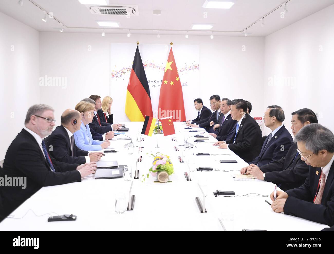 (190628) -- OSAKA, 28 giugno 2019 -- il presidente cinese Xi Jinping incontra il cancelliere tedesco Angela Merkel a Osaka, Giappone, 28 giugno 2019. ) JAPAN-OSAKA-XI JINPING-ANGELA MERKEL-MEETING YANXYAN PUBLICATIONXNOTXINXCHN Foto Stock