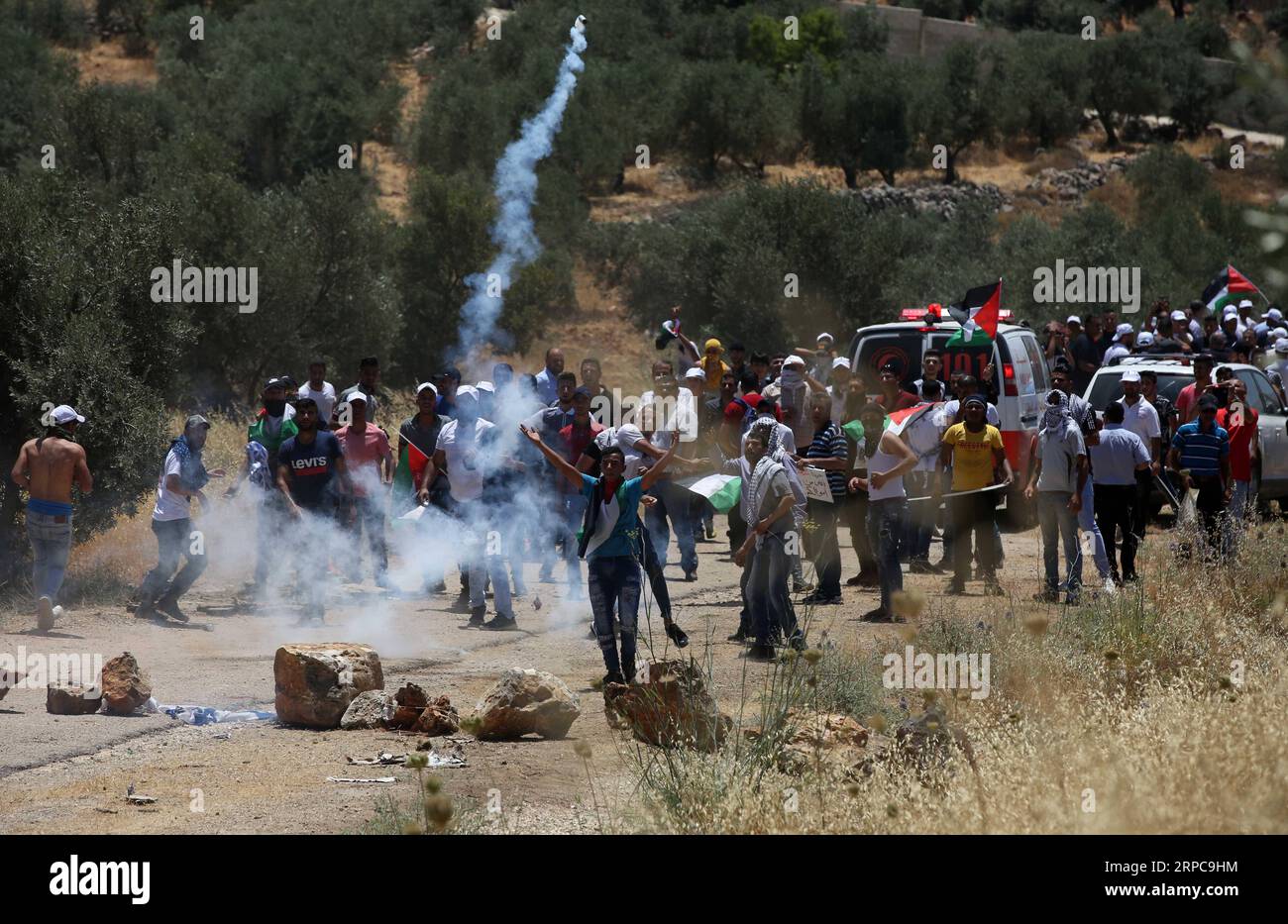 (190628) -- NABLUS, 28 giugno 2019 -- i manifestanti palestinesi si scontrano con i soldati israeliani dopo una protesta contro l'espansione degli insediamenti ebraici nel villaggio di Azmout, a est della città di Nablus in Cisgiordania, 28 giugno 2019. Ayman Nobani) MIDEAST-NABLUS-CLASHES zhaoyue PUBLICATIONxNOTxINxCHN Foto Stock
