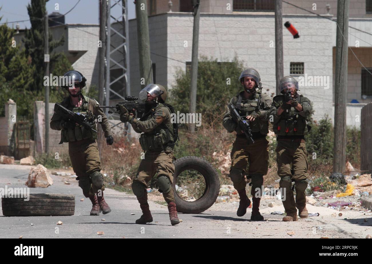 (190628) -- NABLUS, 28 giugno 2019 -- i soldati israeliani reagiscono durante gli scontri dopo una protesta contro l'espansione degli insediamenti ebraici nel villaggio di Azmout, a est della città di Nablus in Cisgiordania, 28 giugno 2019. Ayman Nobani) MIDEAST-NABLUS-CLASHES zhaoyue PUBLICATIONxNOTxINxCHN Foto Stock
