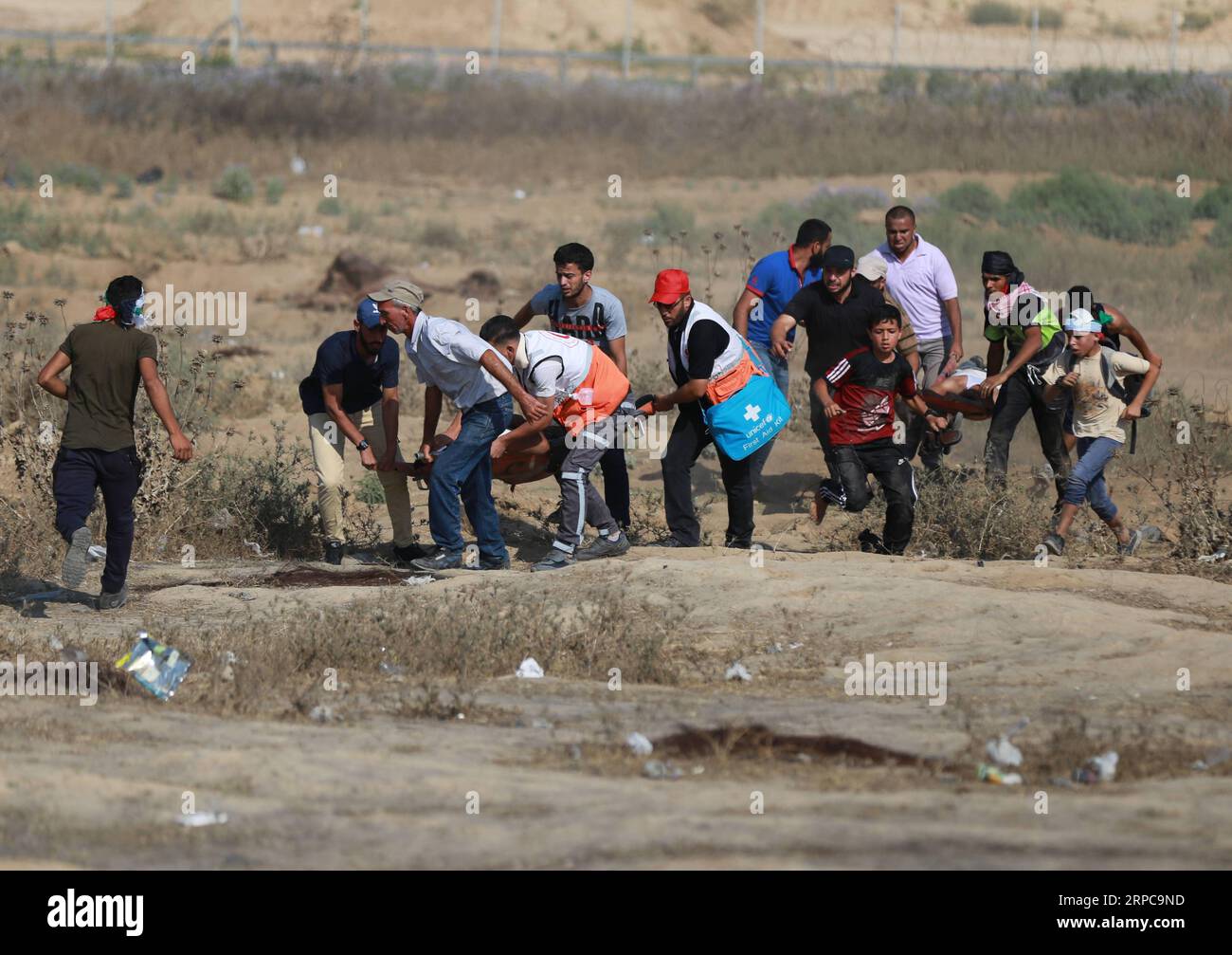 (190628) -- GAZA, 28 giugno 2019 (Xinhua) -- i medici palestinesi trasportano persone ferite durante gli scontri con le truppe israeliane sul confine tra Gaza e Israele, a est del campo profughi di al-Bureij nella Striscia di Gaza centrale, 28 giugno 2019. Almeno 50 palestinesi sono rimasti feriti venerdì negli scontri tra decine di manifestanti e soldati israeliani di stanza al confine tra la Striscia di Gaza orientale e Israele. (Xinhua/Yasser Qudih) MIDEAST-GAZA-CLASHES PUBLICATIONxNOTxINxCHN Foto Stock