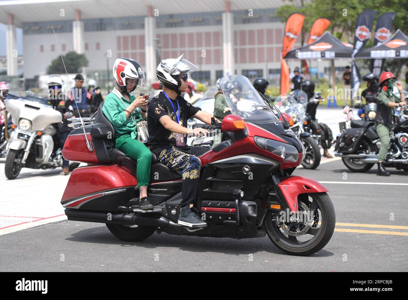 (190630) -- PUTIAN, 30 giugno 2019 -- i cavalieri partirono dal punto di partenza di una parata motociclistica che si tenne a Putian, nella provincia del Fujian, nel sud-est della Cina, il 30 giugno 2019. Quasi 3.000 appassionati di motociclette provenienti da tutta la Cina hanno partecipato alla parata motociclistica, nell'ambito del 1° Maritime Silk Road Power Motorcycle Culture Festival che ha avuto inizio sabato. ) CHINA-FUJIAN-MOTORCYCLE FESTIVAL-PARADE (CN) SONGXWEIWEI PUBLICATIONXNOTXINXCHN Foto Stock