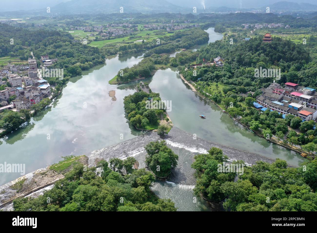 (190630) -- XING AN, 30 giugno 2019 -- foto aerea scattata il 30 giugno 2019 mostra il canale Lingqu, uno dei più antichi e ben conservati progetti di conservazione delle acque antiche del mondo, nella contea di Xing An, nella regione autonoma Guangxi Zhuang della Cina meridionale. Il canale di Lingqu è stato aggiunto all'elenco delle strutture di irrigazione del Patrimonio Mondiale dell'Umanità nel 2018. ) CHINA-GUANGXI-LINGQU CANAL (CN) ZhouxHua PUBLICATIONxNOTxINxCHN Foto Stock