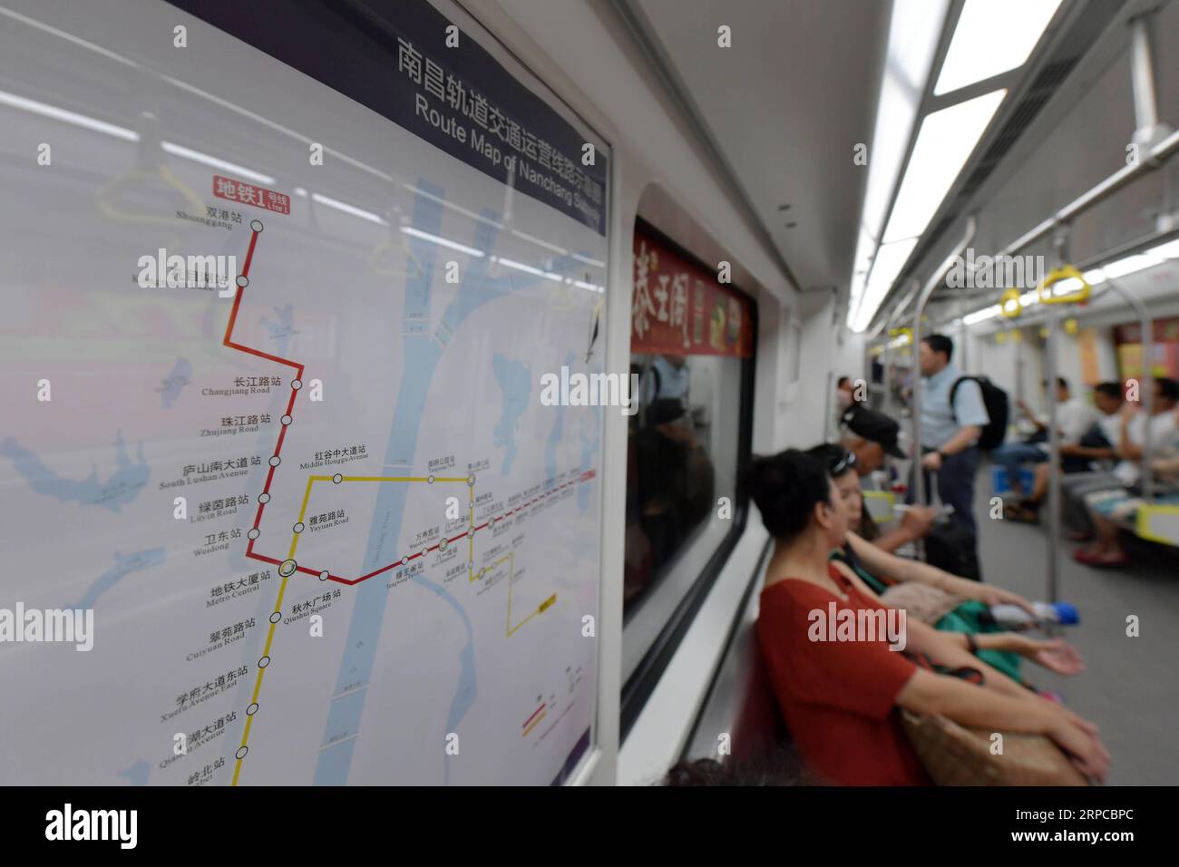 (190630) -- NANCHANG, 30 giugno 2019 -- i passeggeri prendono la linea 2 della metropolitana a Nanchang, capitale della provincia dello Jiangxi della Cina orientale, 30 giugno 2019. La linea 2 della metropolitana, con un totale di 28 stazioni a Nanchang, è entrata in funzione domenica. ) CHINA-JIANGXI-NANCHANG-SUBWAY-LINE 2-LAUNCH (CN) PENGXZHAOZHI PUBLICATIONXNOTXINXCHN Foto Stock