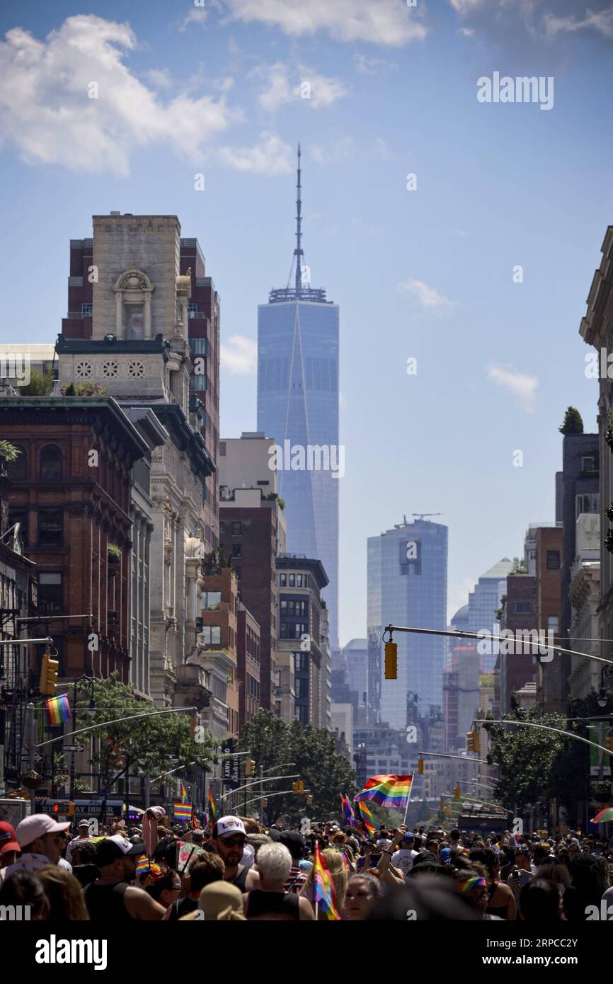 (190630) -- NEW YORK, 30 giugno 2019 -- le persone partecipano alla New York City Pride Parade 2019 a New York, negli Stati Uniti, il 30 giugno 2019. Migliaia di persone hanno partecipato alla celebrazione annuale dell'orgoglio per celebrare il 50° anniversario della rivolta di Stonewall qui di domenica. U.S.-NEW YORK-PRIDE PARADE LixMuzi PUBLICATIONxNOTxINxCHN Foto Stock