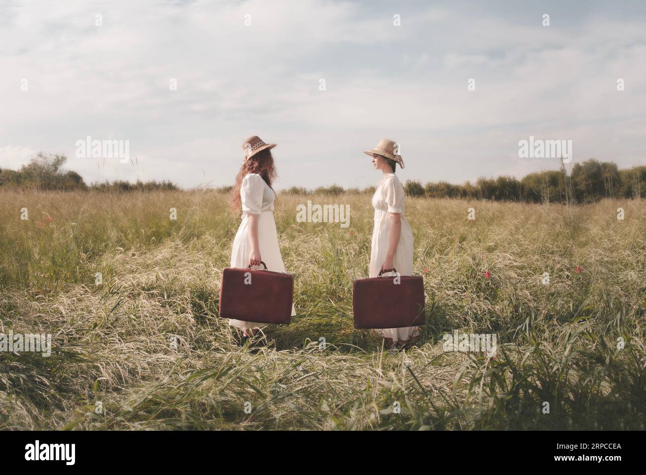 due donne surreali ed eleganti vestite allo stesso modo con una valigia rivolta l'una verso l'altra partono per il loro viaggio, concetto astratto Foto Stock