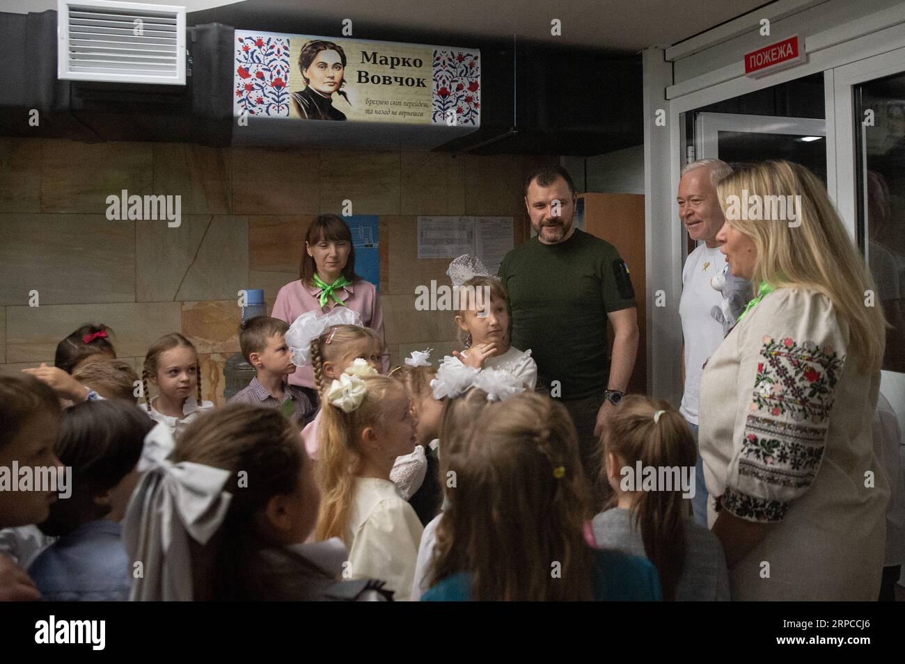 Kharkiv, Oblast' di Kharkiv, Ucraina. 4 settembre 2023. Il primo giorno di lezione a Charkiv il sindaco, IHOR TEREKHOV, visita un'aula costruita nella metropolitana sotterranea. La città di Charkiv fu pesantemente bombardata durante i primi mesi della guerra, con molti residenti che vissero per settimane. (Immagine di credito: © Madeleine Kelly/ZUMA Press Wire) SOLO USO EDITORIALE! Non per USO commerciale! Foto Stock