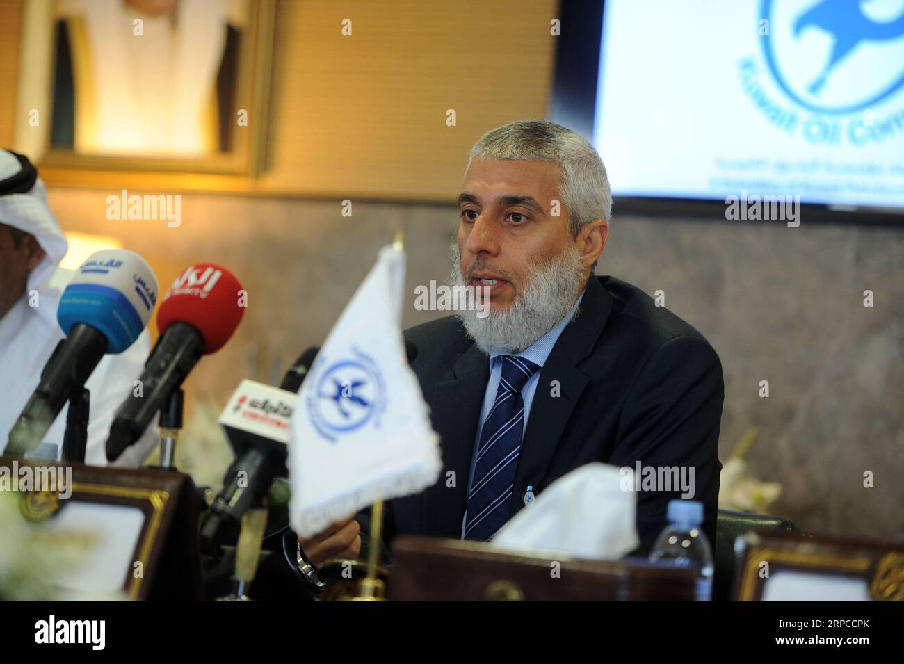 (190701) -- GOVERNATORATO DI AL AHMADI, 1 luglio 2019 -- il CEO della Kuwait Oil Company (KOC) Emad al-Sultan parla a una conferenza stampa nel Governatorato di al Ahmadi, Kuwait, luglio 1,2019. KOC ha firmato lunedì un contratto del valore di 181 milioni di dinari kuwaitiani (597 milioni di dollari USA) per la perforazione offshore con la società statunitense di servizi petroliferi Halliburton. KUWAIT-AL AHMADI GOVERNORATO-KOC-CONTRATTO FIRMA NIEXYUNPENG PUBLICATIONXNOTXINXCHN Foto Stock
