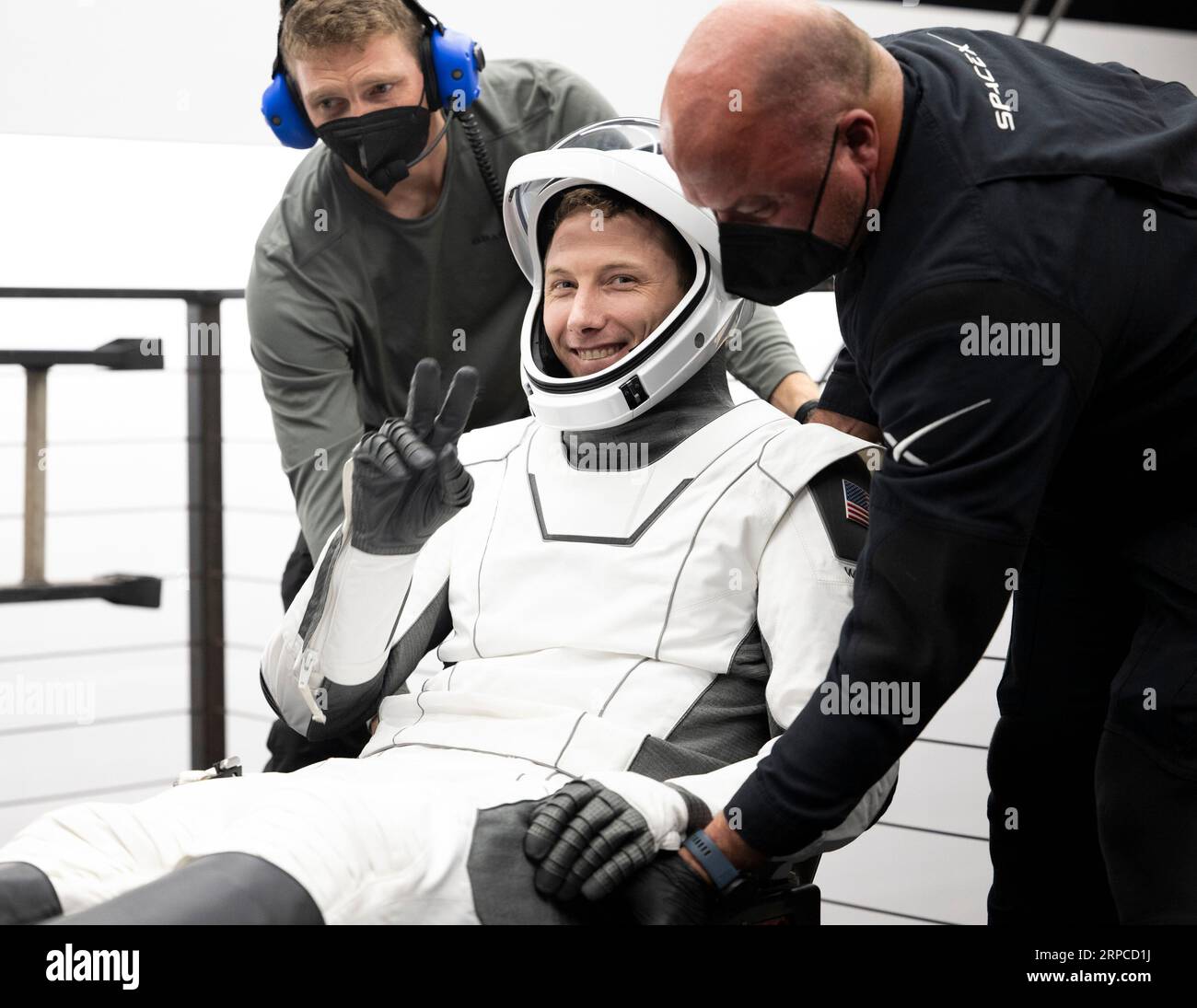 L'astronauta della NASA Warren 'Woody' Hoburg ha aiutato a uscire dalla navicella spaziale SpaceX Dragon Endeavour a bordo della nave di recupero SpaceX MEGAN dopo che lui, l'astronauta della NASA Stephen Bowen, l'astronauta degli Emirati Arabi Uniti Sultan Alneyadi, e il cosmonauta di Roscosmos Andrey Fedyaev sbarcò nell'Oceano Atlantico al largo della costa di Jacksonville, Florida, lunedì 4 settembre 2023. Bowen, Hoburg, Alneyadi e Fedyaev stanno tornando dopo quasi sei mesi nello spazio come parte della Expedition 69 a bordo della stazione spaziale Internazionale. Credito obbligatorio: Joel Kowsky/NASA tramite CNP Foto Stock