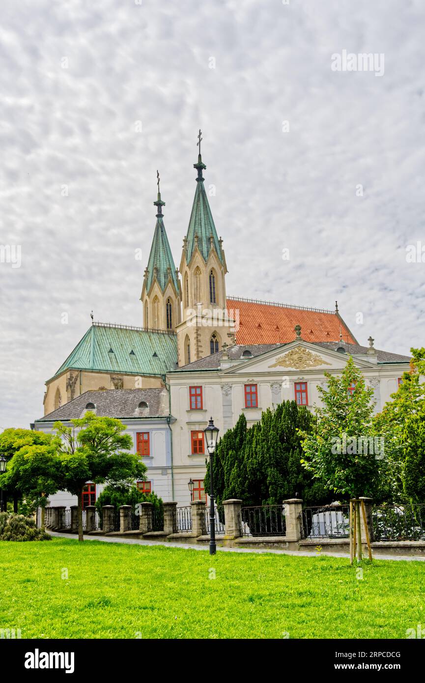 La chiesa cittadina di Kromeriz con la torre nella Repubblica Ceca in Europa Foto Stock