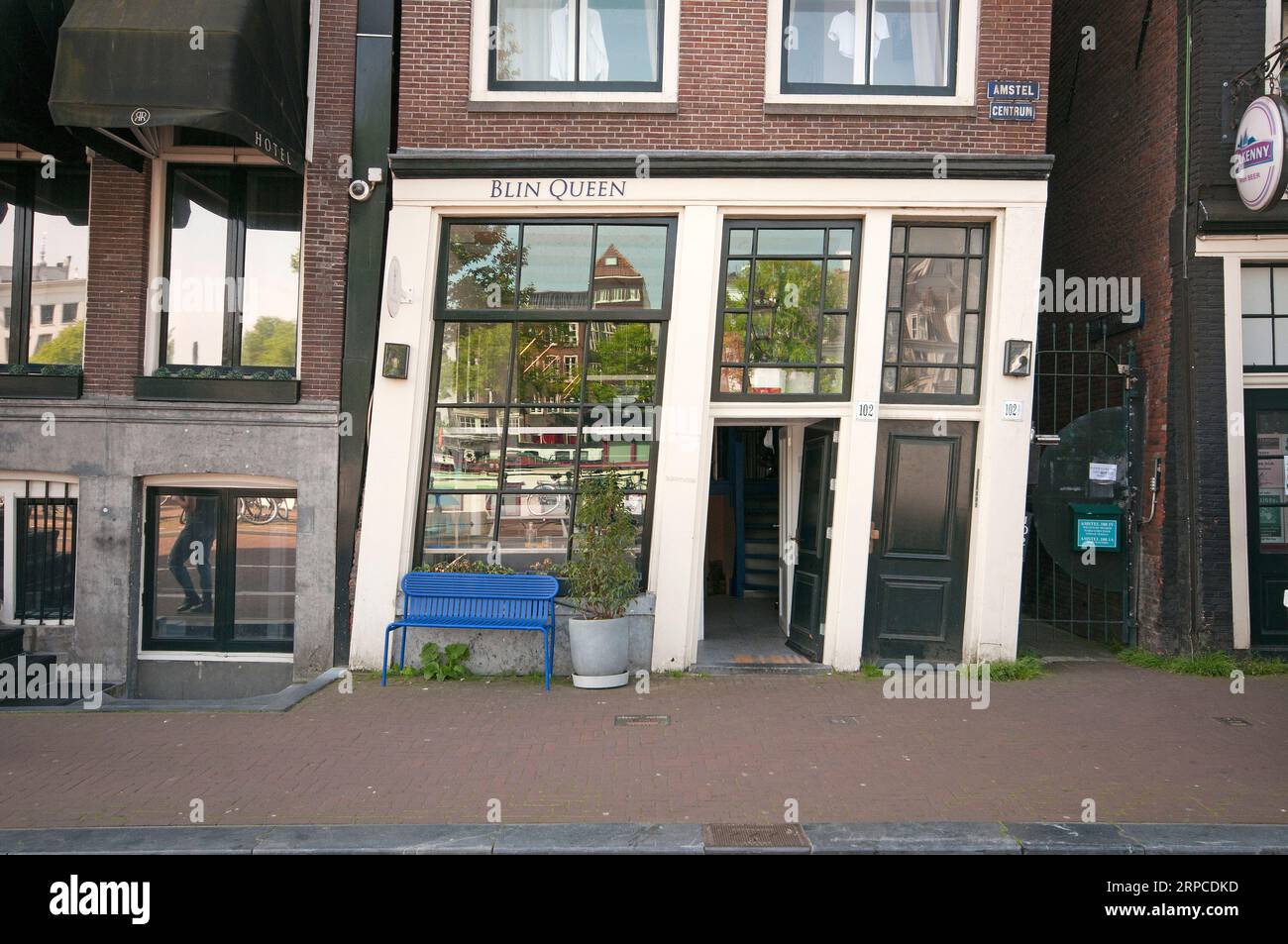 Ristorante Blin Queen in un edificio storto, via Amstel, Amsterdam, Paesi Bassi Foto Stock