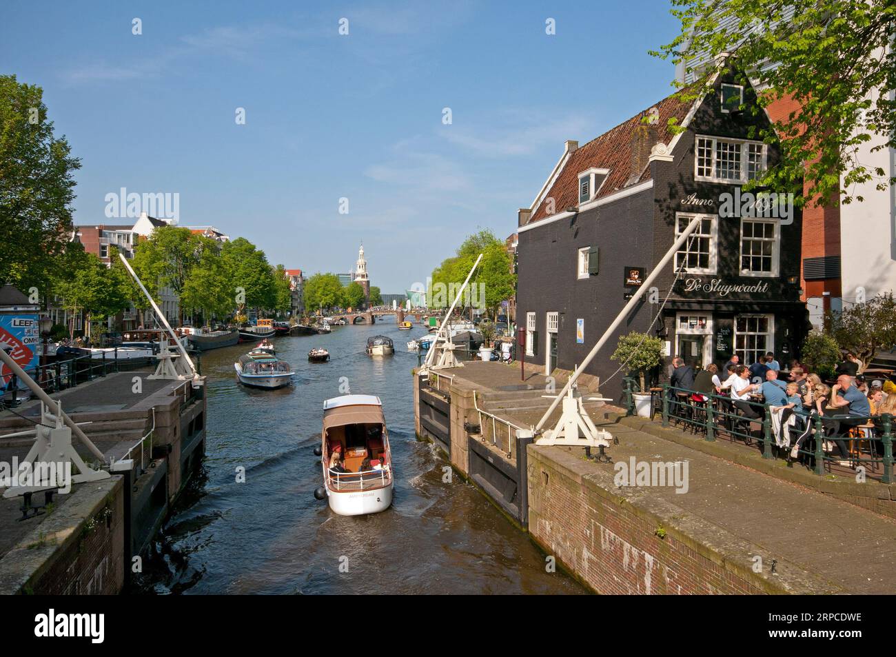 Sluice e lo storico Café de Sluyswacht sul canale Oudeschans, Amsterdam, Paesi Bassi Foto Stock