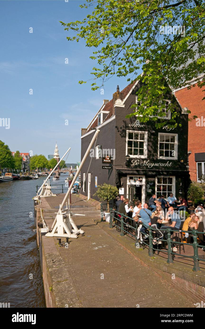Storico Café de Sluyswacht sul canale Oudeschans, Amsterdam, Paesi Bassi Foto Stock