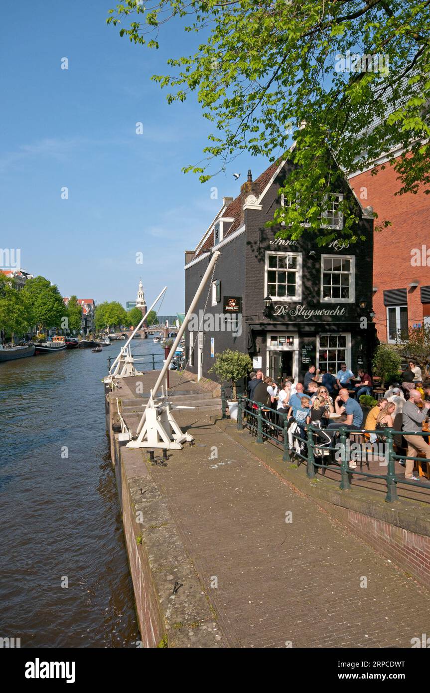 Storico Café de Sluyswacht sul canale Oudeschans, Amsterdam, Paesi Bassi Foto Stock