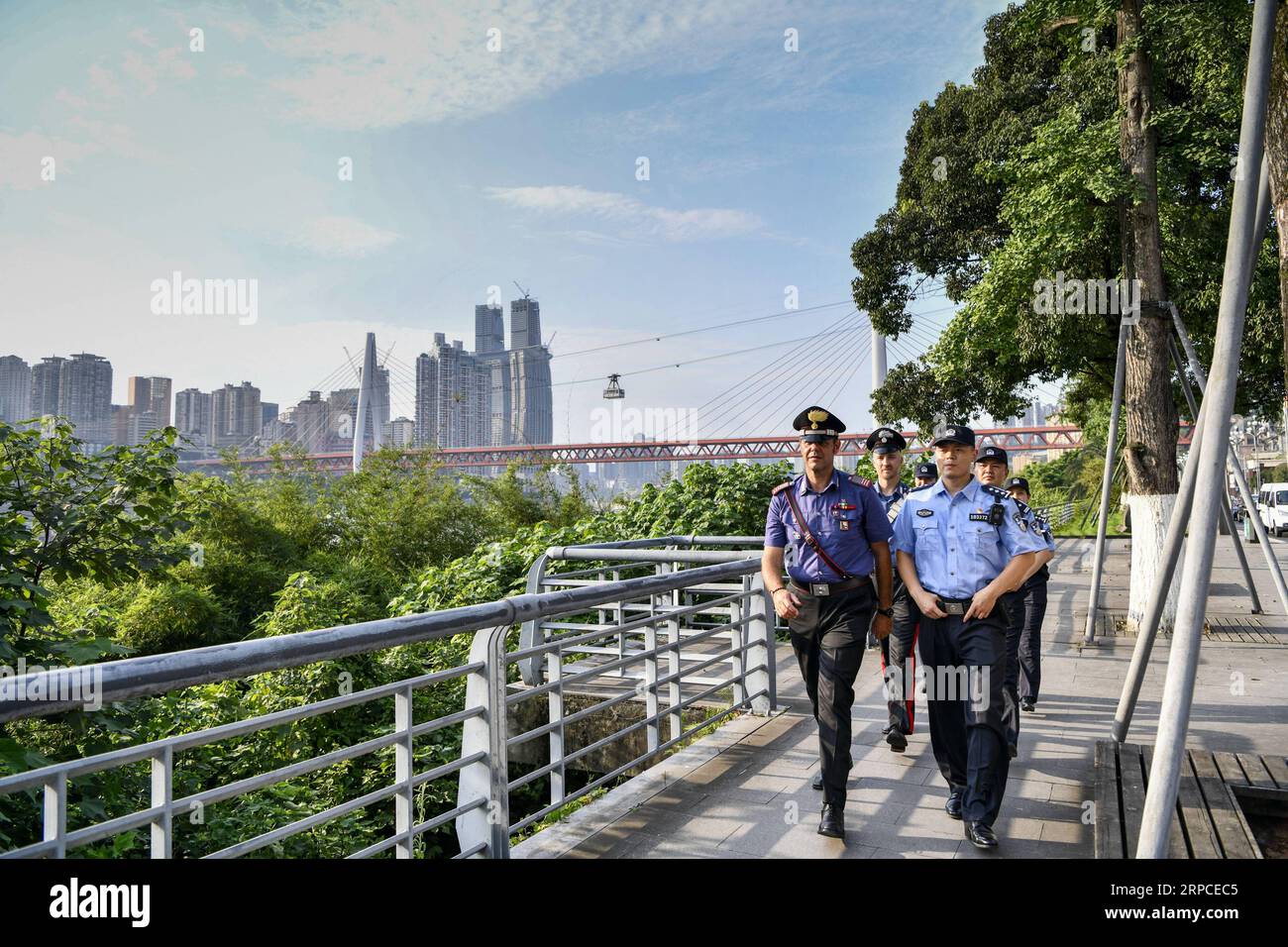 (190702) -- CHONGQING, 2 luglio 2019 -- polizia cinese e italiana pattuglia nel distretto di Nan An nel comune di Chongqing della Cina sud-occidentale, 2 luglio 2019. La polizia di Chongqing ha lanciato una pattuglia congiunta con le loro controparti italiane il 26 giugno, secondo la polizia locale. Quattro poliziotti cinesi che parlavano fluentemente inglese e italiano si unirono alla pattuglia con due poliziotti italiani. Pattugliamento in località turistiche popolari del comune, i poliziotti italiani aiuteranno ad affrontare le questioni legate ai turisti italiani durante la pattuglia congiunta di 10 giorni. La polizia italiana ne ha Foto Stock