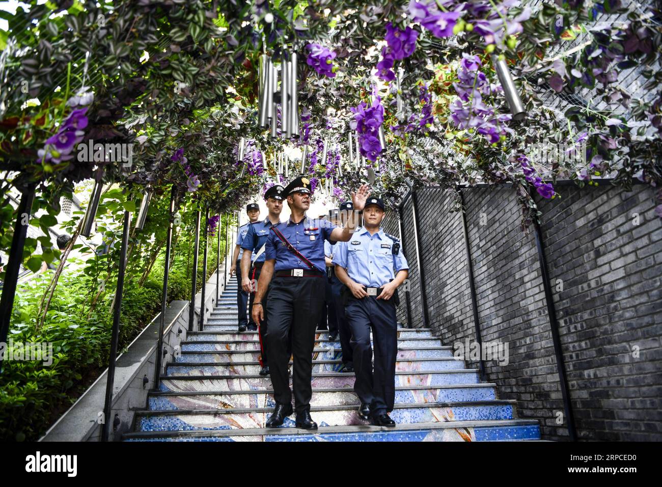 (190702) -- CHONGQING, 2 luglio 2019 -- agenti di polizia cinesi e italiani pattugliano in una vecchia strada nel distretto di Nan An nel comune di Chongqing della Cina sud-occidentale, 2 luglio 2019. La polizia di Chongqing ha lanciato una pattuglia congiunta con le loro controparti italiane il 26 giugno, secondo la polizia locale. Quattro poliziotti cinesi che parlavano fluentemente inglese e italiano si unirono alla pattuglia con due poliziotti italiani. Pattugliamento in località turistiche popolari del comune, i poliziotti italiani aiuteranno ad affrontare le questioni legate ai turisti italiani durante la pattuglia congiunta di 10 giorni. L'Ital Foto Stock