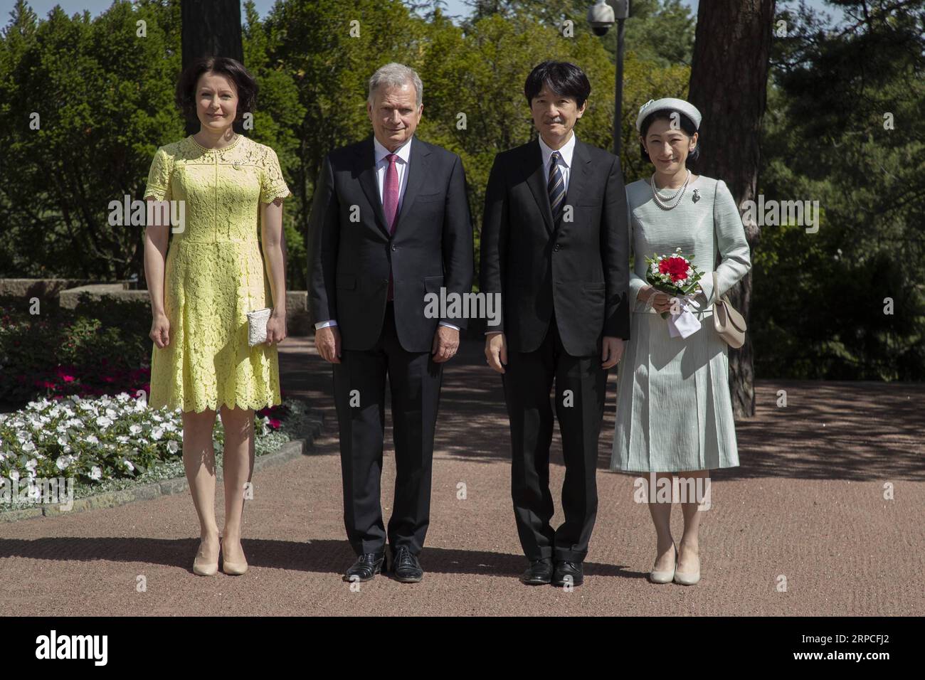 (190703) -- NAANTALI (FINLANDIA), 3 luglio 2019 (Xinhua) -- il presidente finlandese Sauli Niinisto (2nd L), sua moglie Jenni Haukio (1st L), il principe giapponese Akishino (2nd R) e la principessa Kiko (1st R) posano per le foto durante la cerimonia di benvenuto al castello di Kultaranta a Naantali, Finlandia, il 3 luglio 2019. La visita del principe Akishino segna il 100° anniversario delle relazioni diplomatiche tra Finlandia e Giappone. (Xinhua/Matti Matikainen) FINLANDIA-NAANTALI-GIAPPONE-PRINCE-VISIT PUBLICATIONxNOTxINxCHN Foto Stock